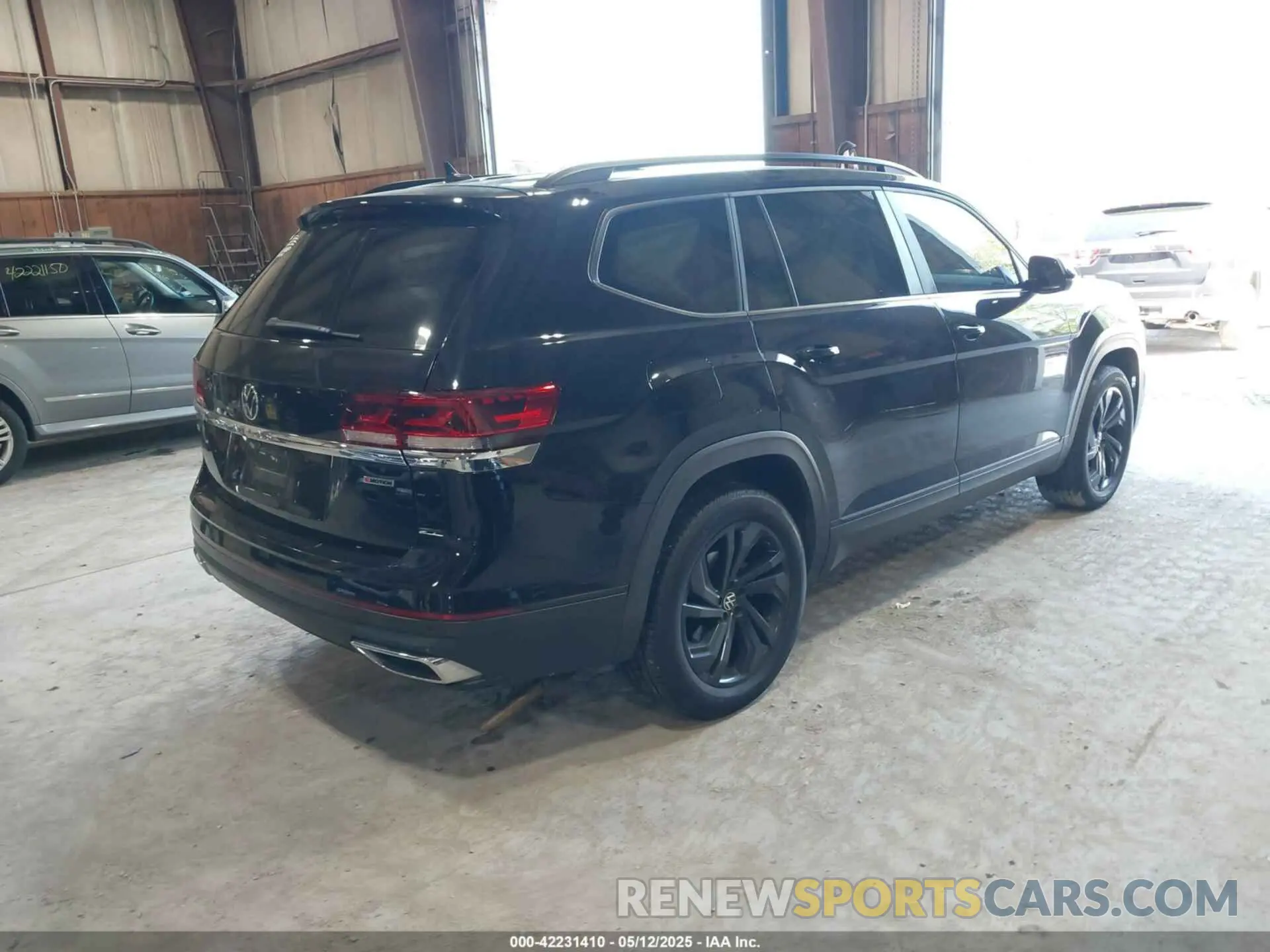 4 Photograph of a damaged car 1V2KP2CA5NC509929 VOLKSWAGEN ATLAS 2022