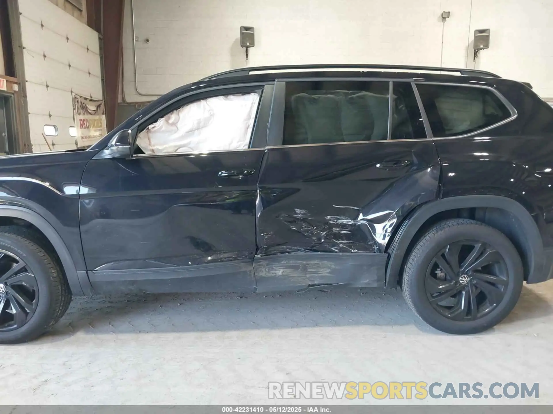 6 Photograph of a damaged car 1V2KP2CA5NC509929 VOLKSWAGEN ATLAS 2022