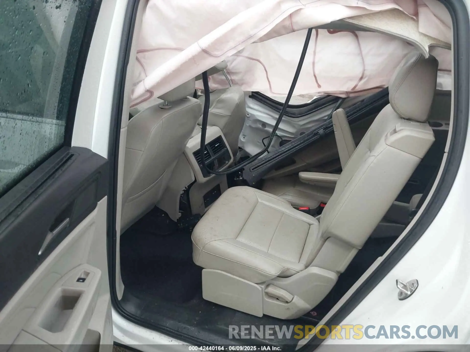 8 Photograph of a damaged car 1V2KR2CA0NC509427 VOLKSWAGEN ATLAS 2022