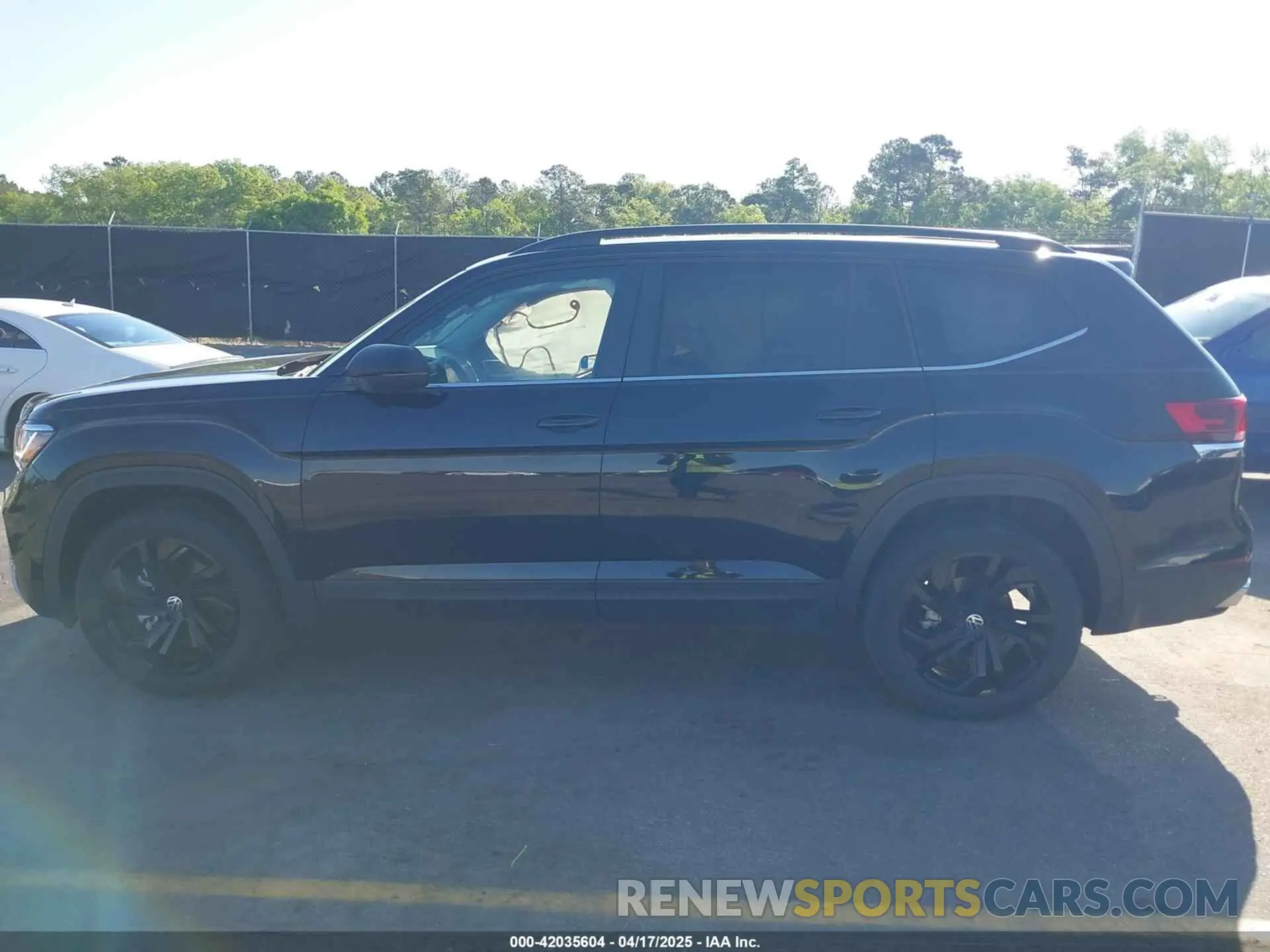 14 Photograph of a damaged car 1V2KR2CA0NC564914 VOLKSWAGEN ATLAS 2022