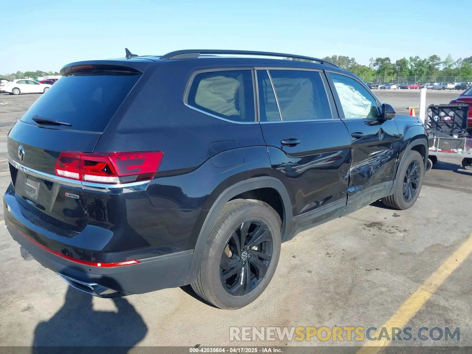 4 Photograph of a damaged car 1V2KR2CA0NC564914 VOLKSWAGEN ATLAS 2022