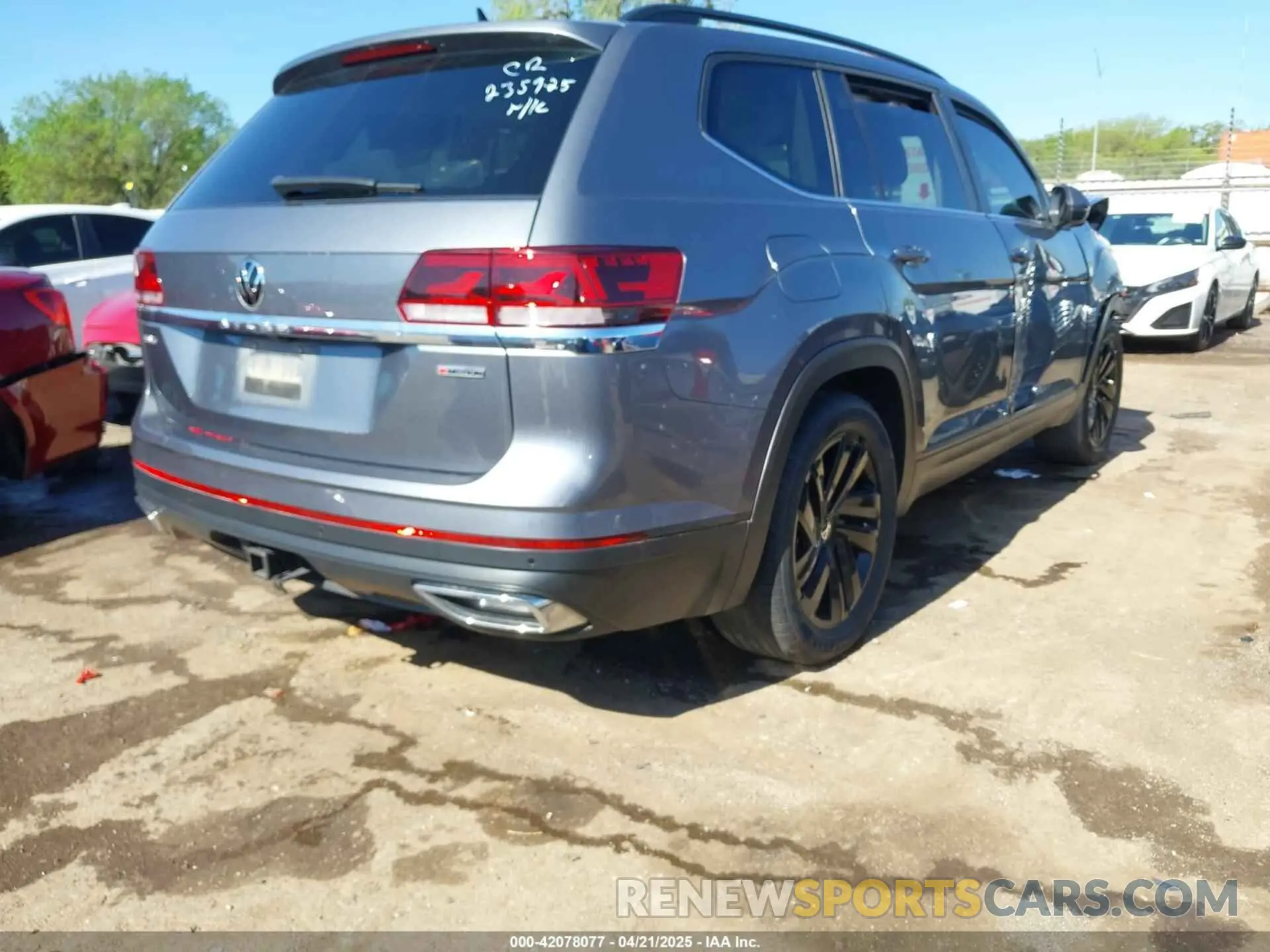 4 Photograph of a damaged car 1V2KR2CA1NC536507 VOLKSWAGEN ATLAS 2022