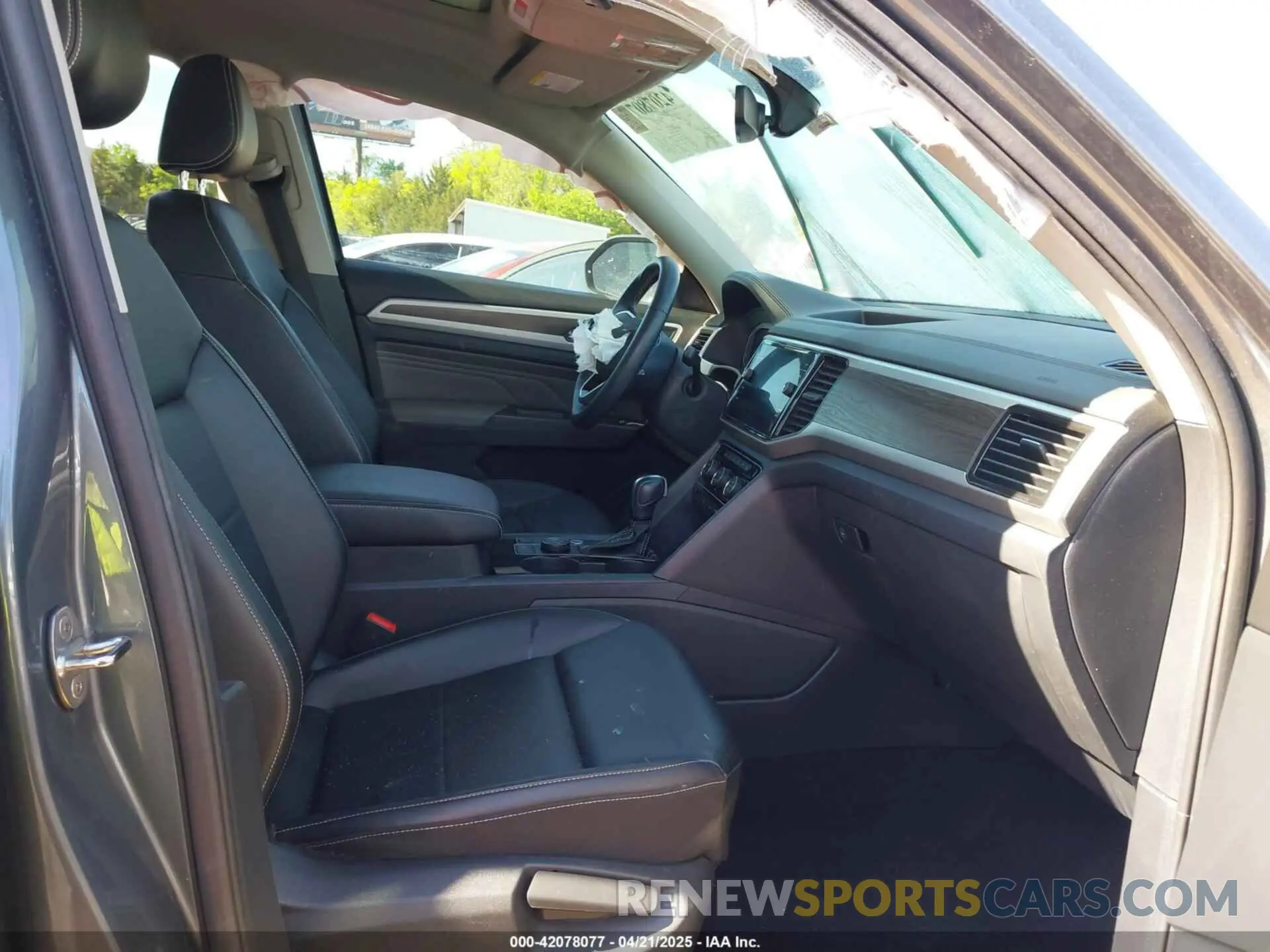 5 Photograph of a damaged car 1V2KR2CA1NC536507 VOLKSWAGEN ATLAS 2022