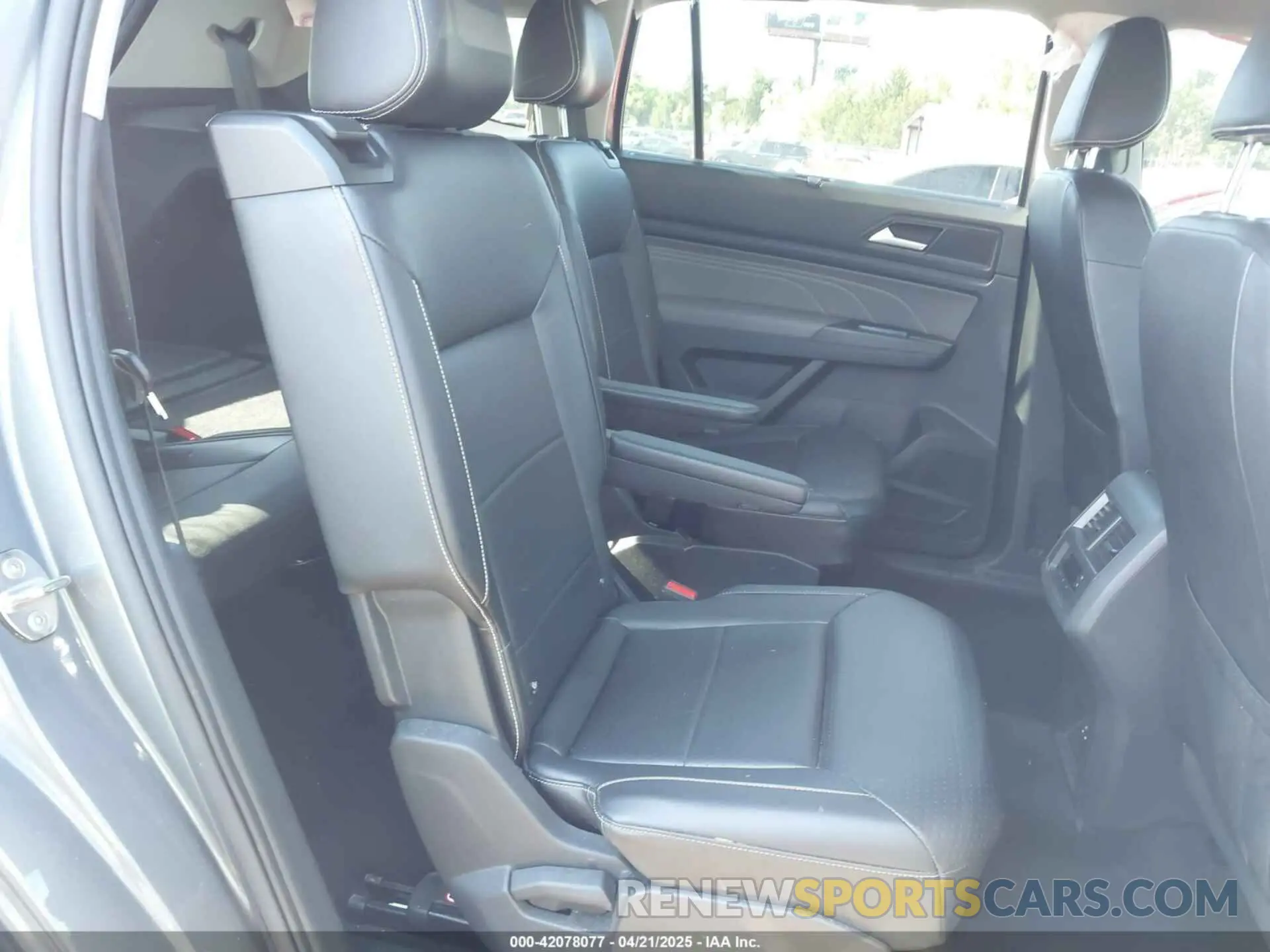 8 Photograph of a damaged car 1V2KR2CA1NC536507 VOLKSWAGEN ATLAS 2022