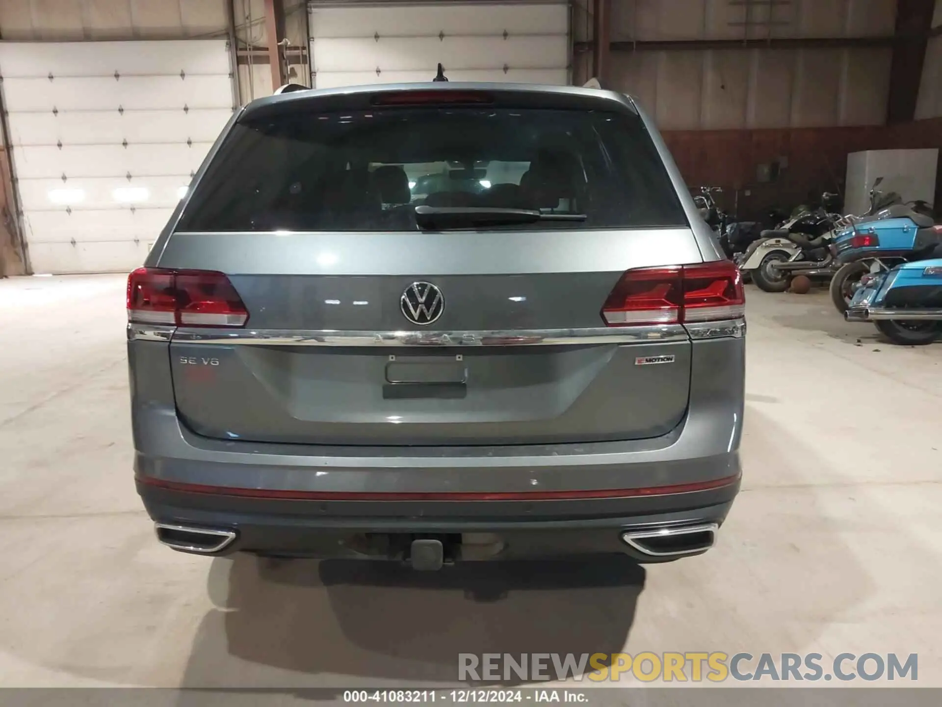 17 Photograph of a damaged car 1V2KR2CA2NC549881 VOLKSWAGEN ATLAS 2022