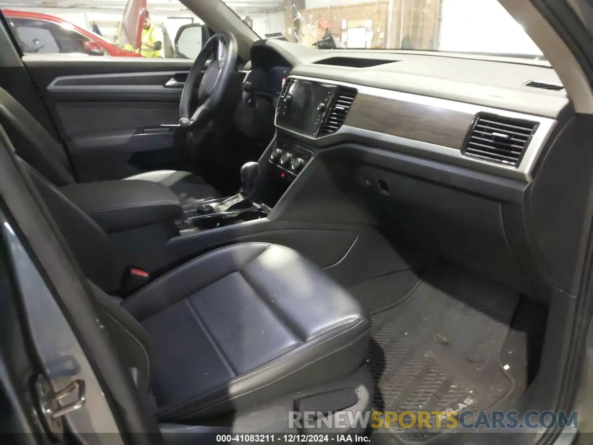 5 Photograph of a damaged car 1V2KR2CA2NC549881 VOLKSWAGEN ATLAS 2022