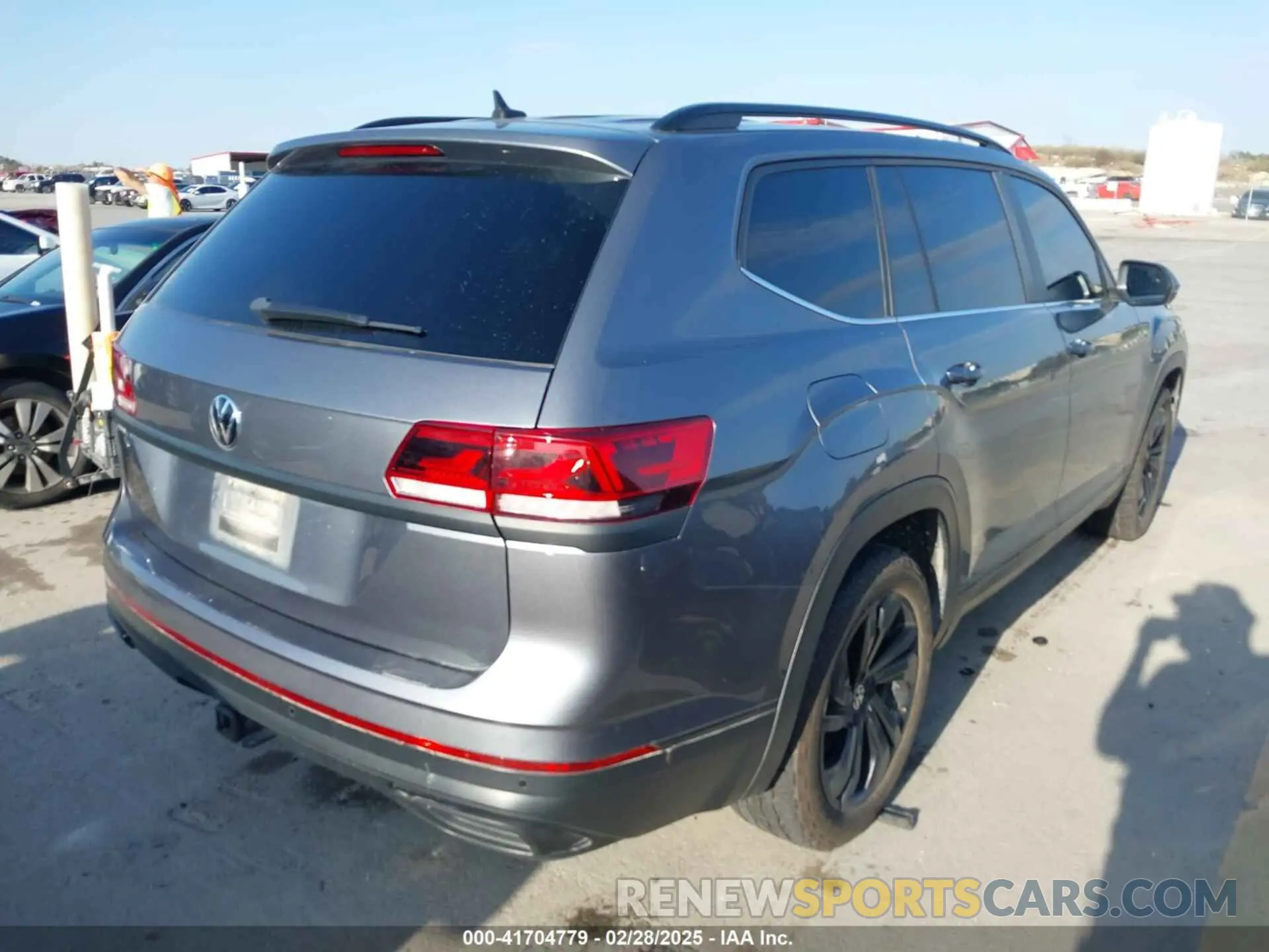 4 Photograph of a damaged car 1V2KR2CA5NC507639 VOLKSWAGEN ATLAS 2022