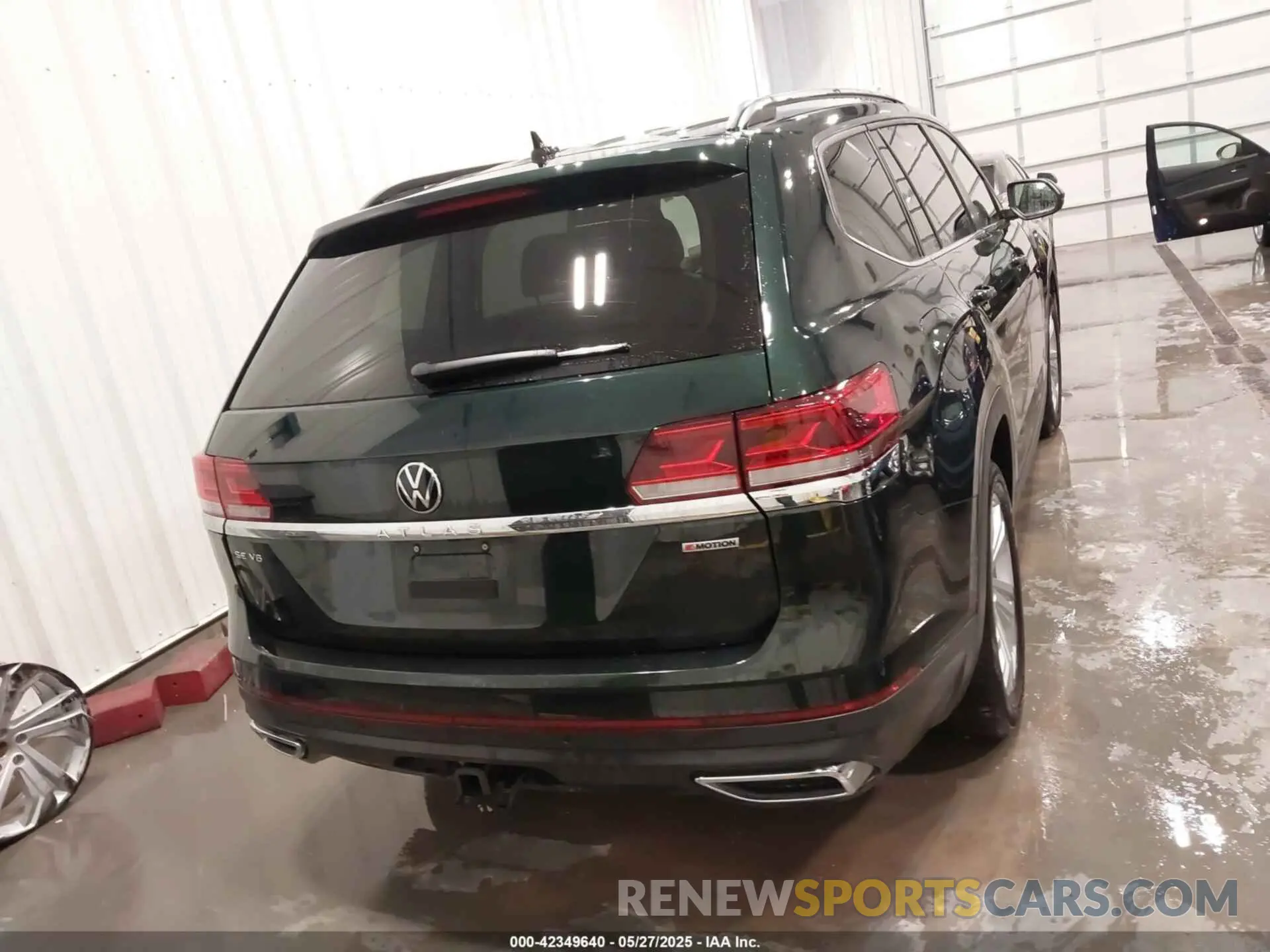 17 Photograph of a damaged car 1V2KR2CA7NC511594 VOLKSWAGEN ATLAS 2022