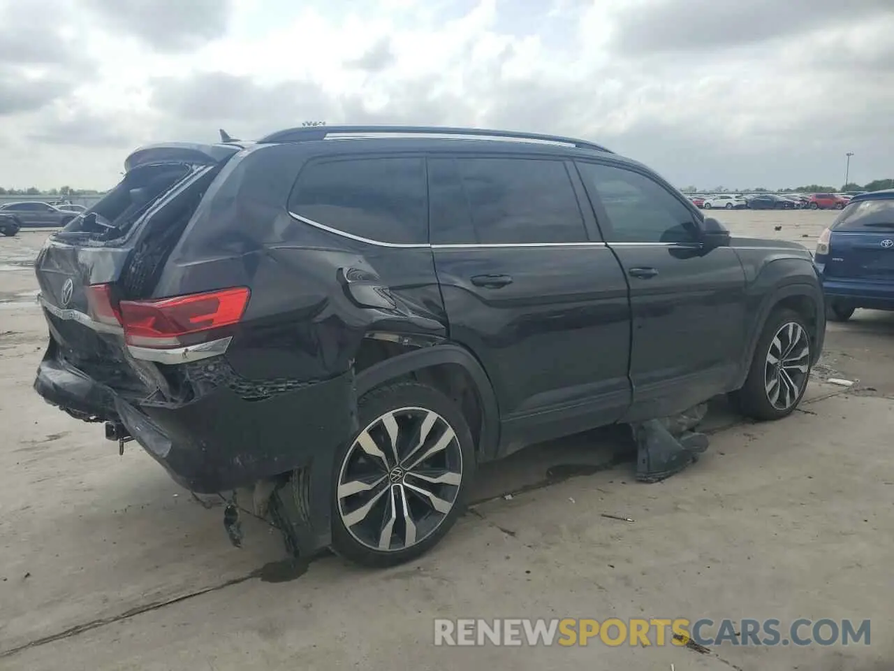 3 Photograph of a damaged car 1V2KR2CA8NC558035 VOLKSWAGEN ATLAS 2022