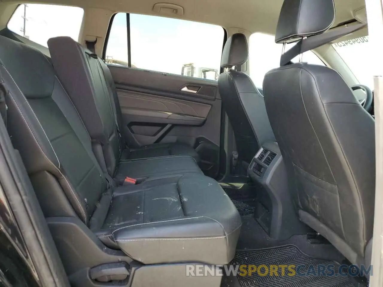 11 Photograph of a damaged car 1V2LP2CA3NC512168 VOLKSWAGEN ATLAS 2022