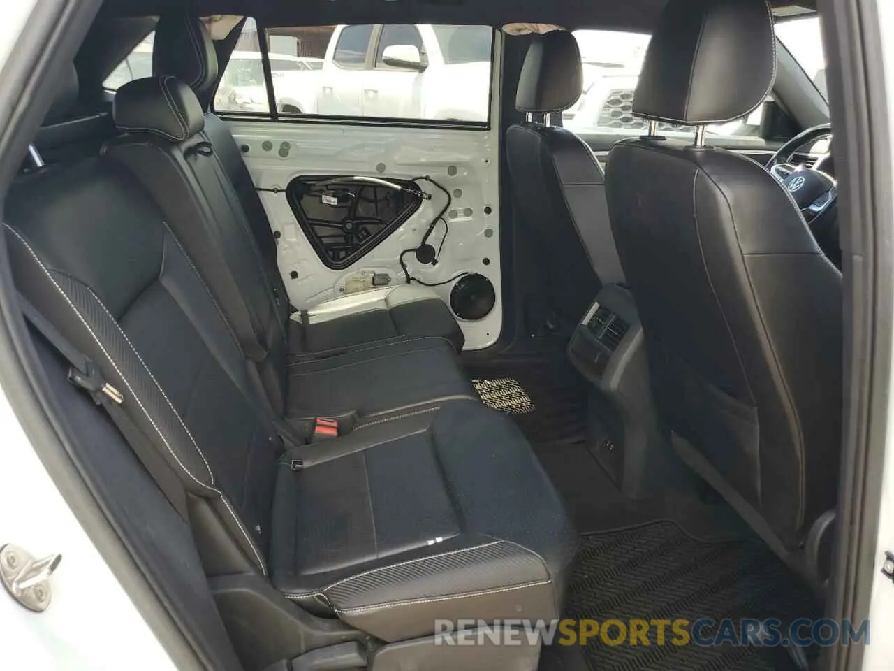 11 Photograph of a damaged car 1V2SC2CA4NC217331 VOLKSWAGEN ATLAS 2022