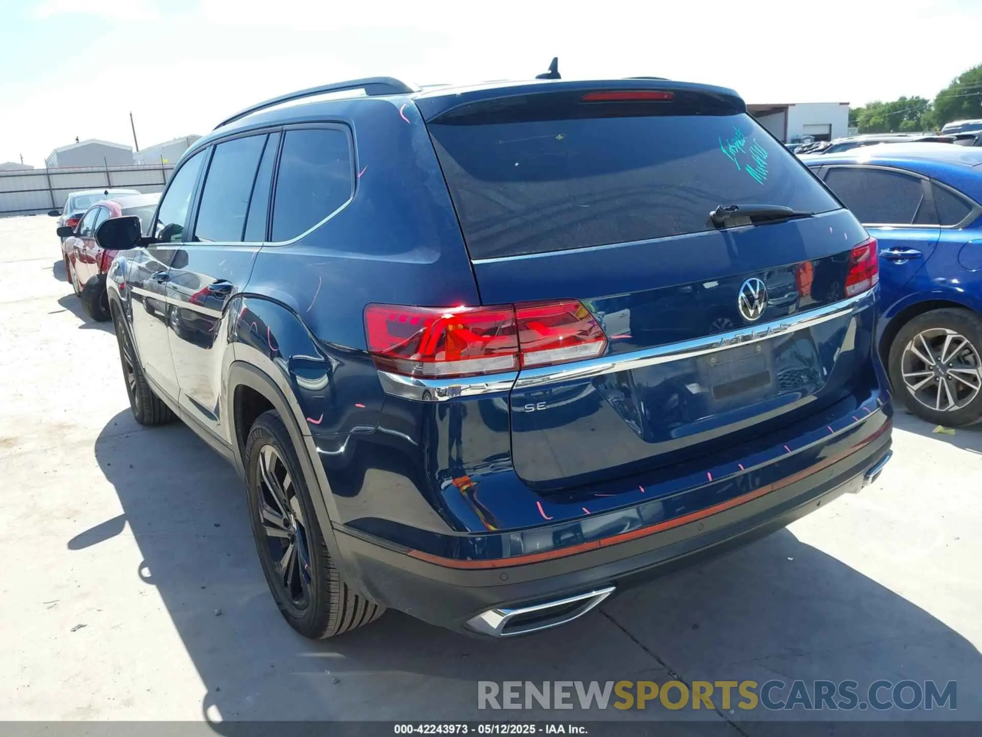 3 Photograph of a damaged car 1V2WP2CA2NC527645 VOLKSWAGEN ATLAS 2022