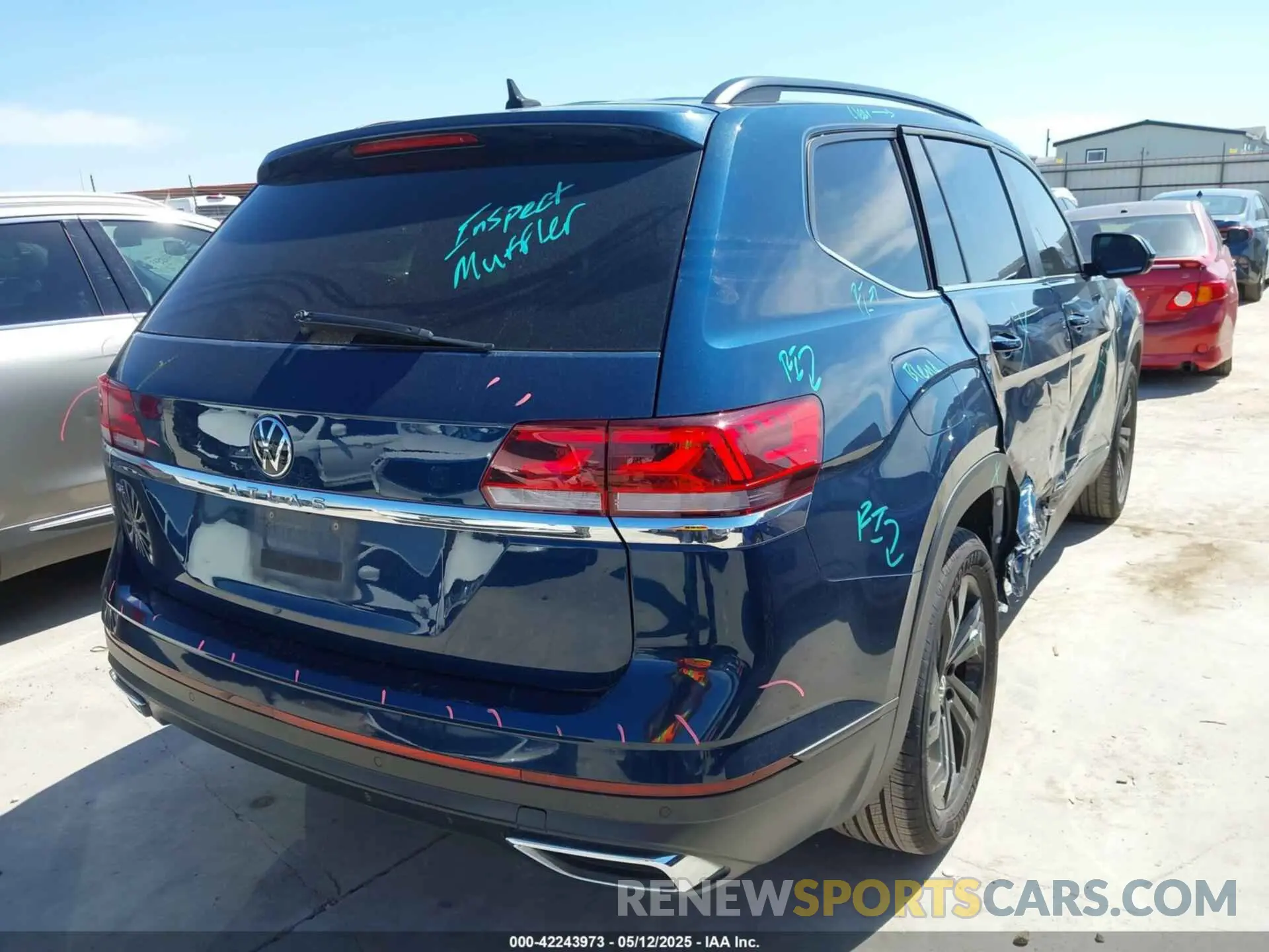 4 Photograph of a damaged car 1V2WP2CA2NC527645 VOLKSWAGEN ATLAS 2022
