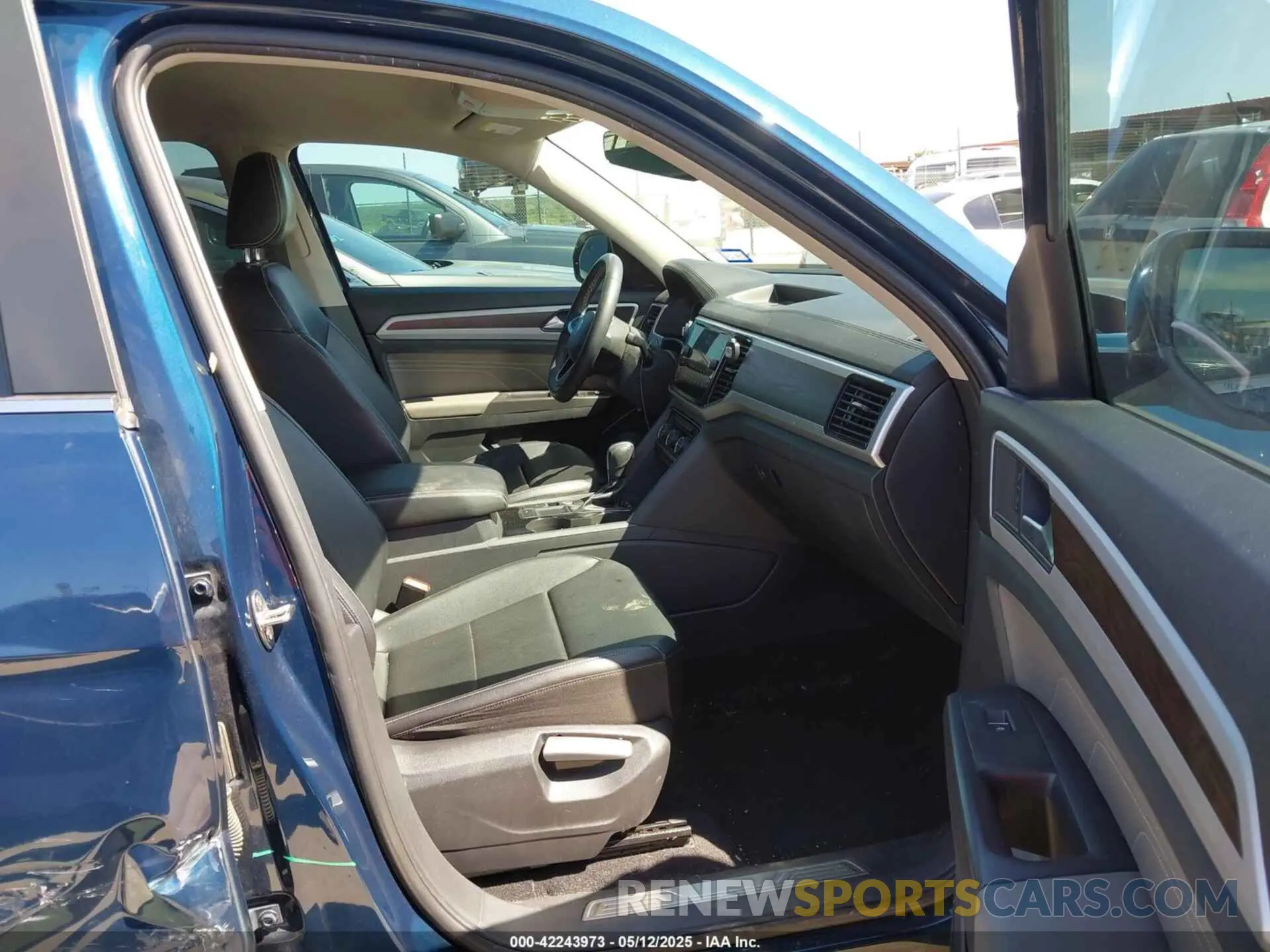 5 Photograph of a damaged car 1V2WP2CA2NC527645 VOLKSWAGEN ATLAS 2022