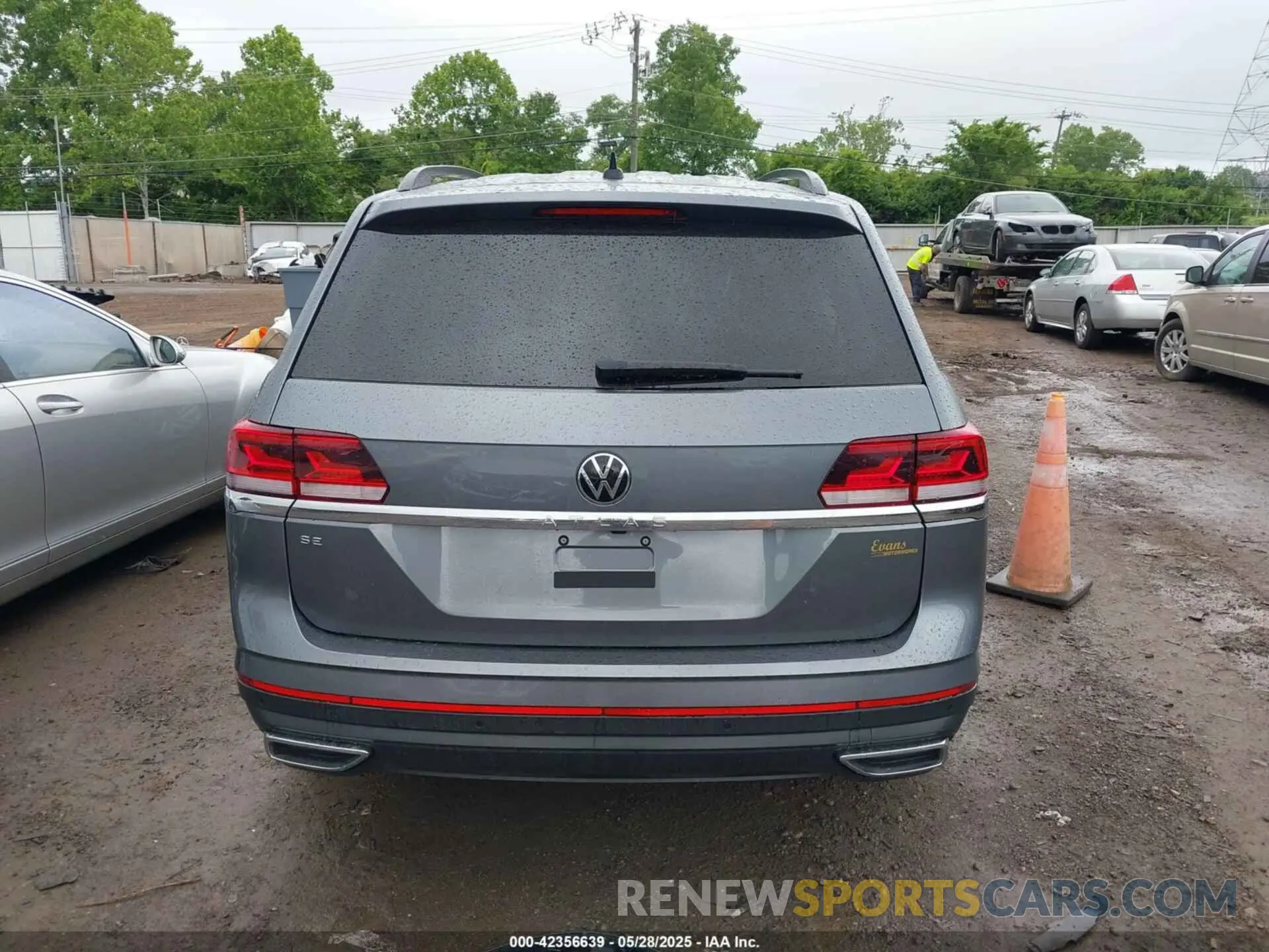 17 Photograph of a damaged car 1V2WP2CA7NC500151 VOLKSWAGEN ATLAS 2022