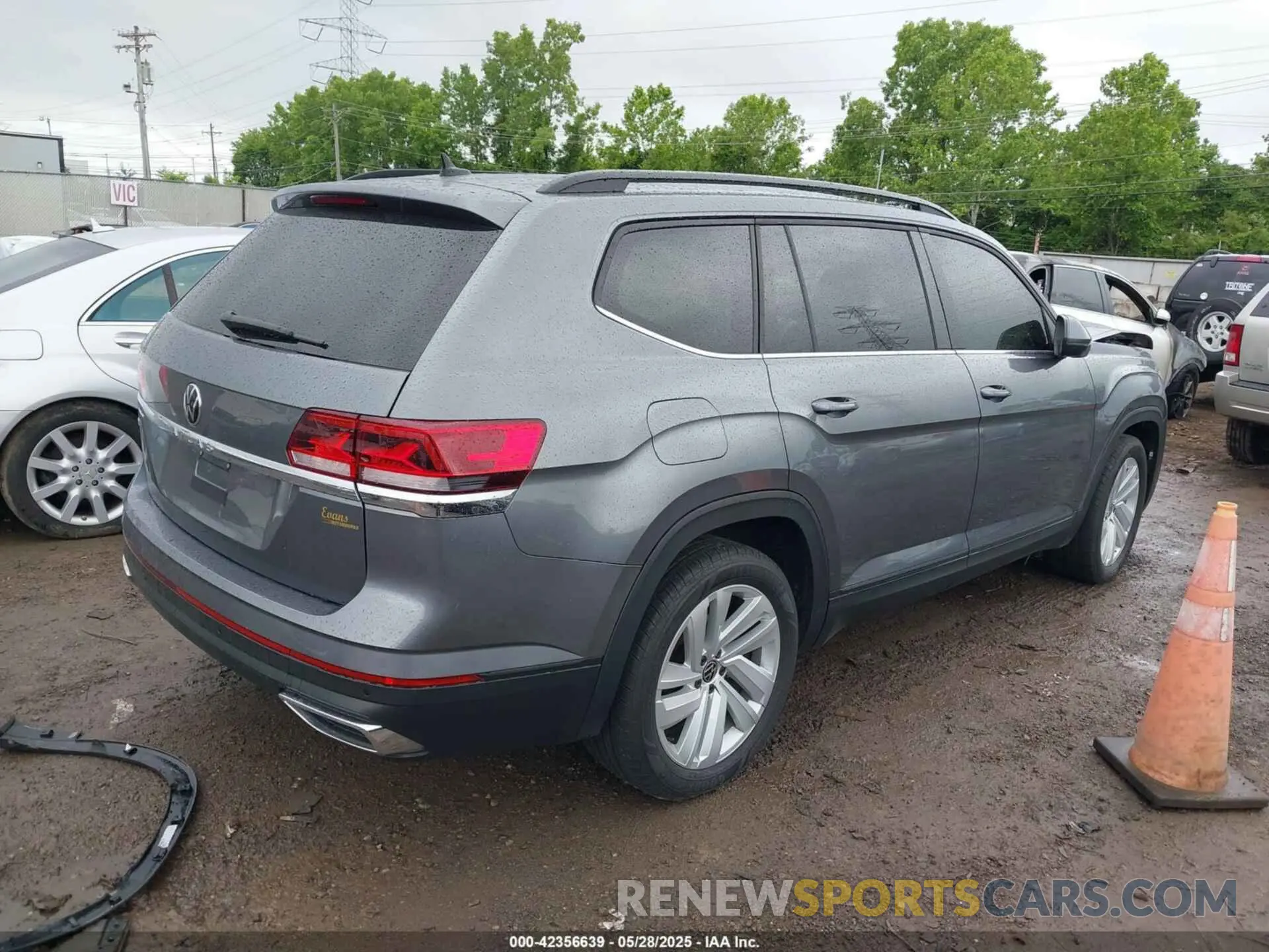 4 Photograph of a damaged car 1V2WP2CA7NC500151 VOLKSWAGEN ATLAS 2022