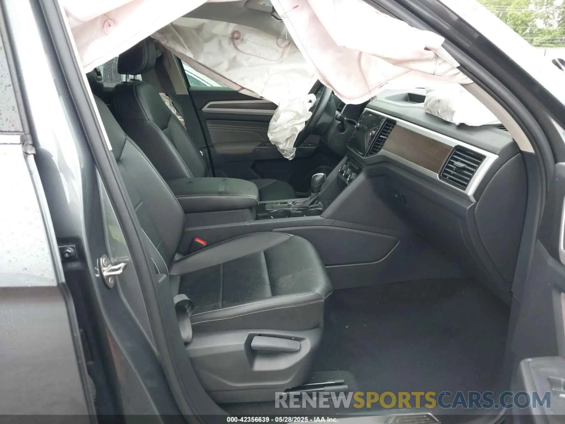 5 Photograph of a damaged car 1V2WP2CA7NC500151 VOLKSWAGEN ATLAS 2022