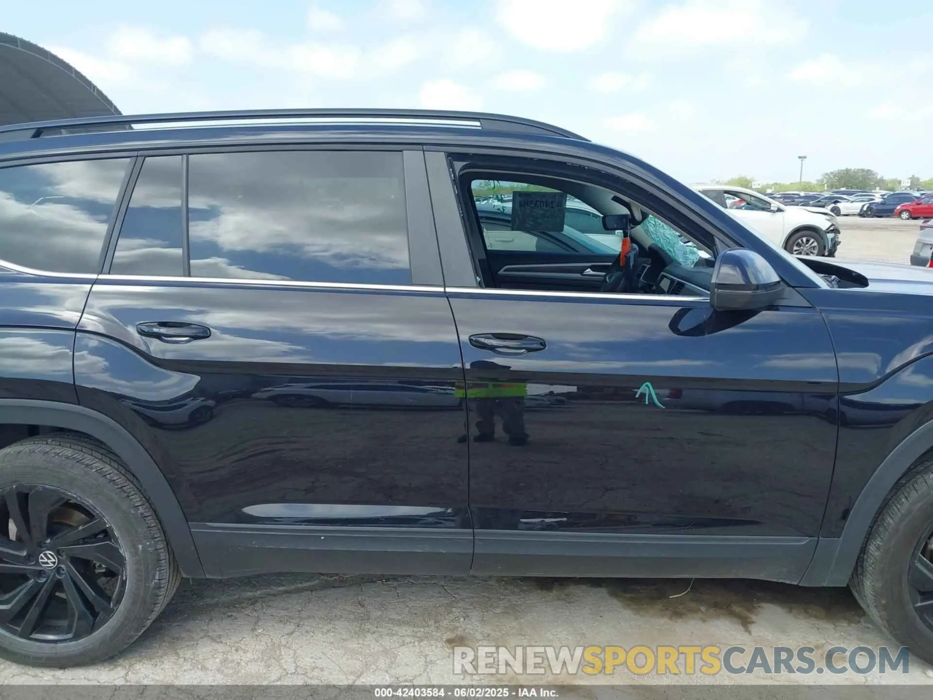 13 Photograph of a damaged car 1V2WR2CA0NC528514 VOLKSWAGEN ATLAS 2022