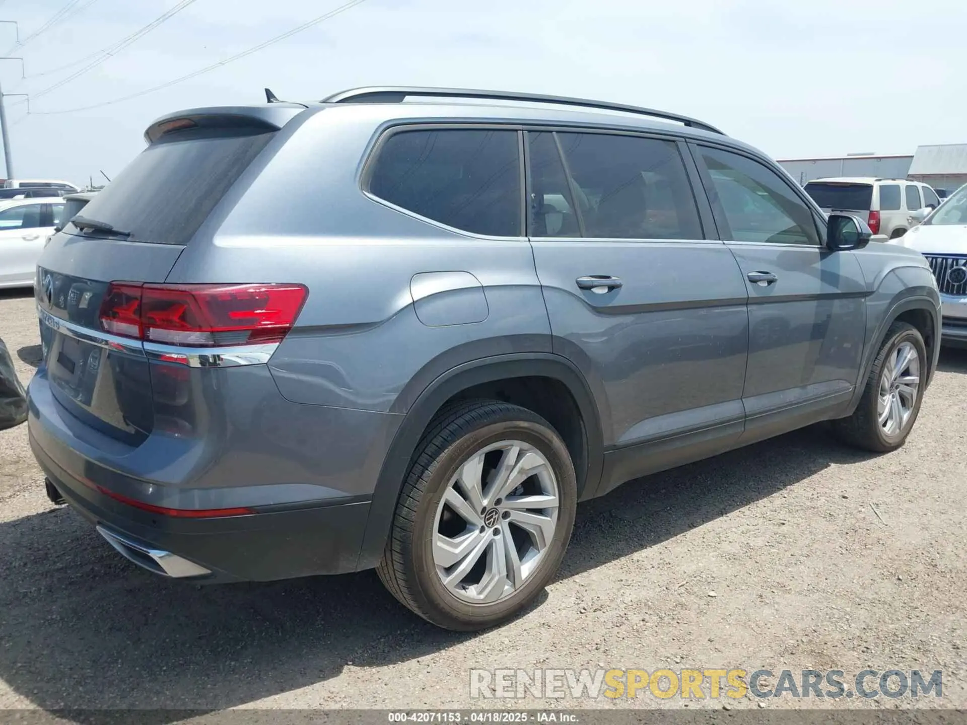 4 Photograph of a damaged car 1V2WR2CA1NC514072 VOLKSWAGEN ATLAS 2022