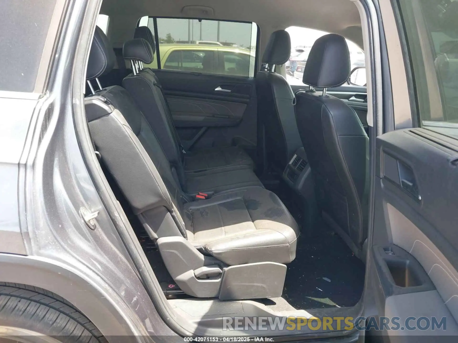 8 Photograph of a damaged car 1V2WR2CA1NC514072 VOLKSWAGEN ATLAS 2022