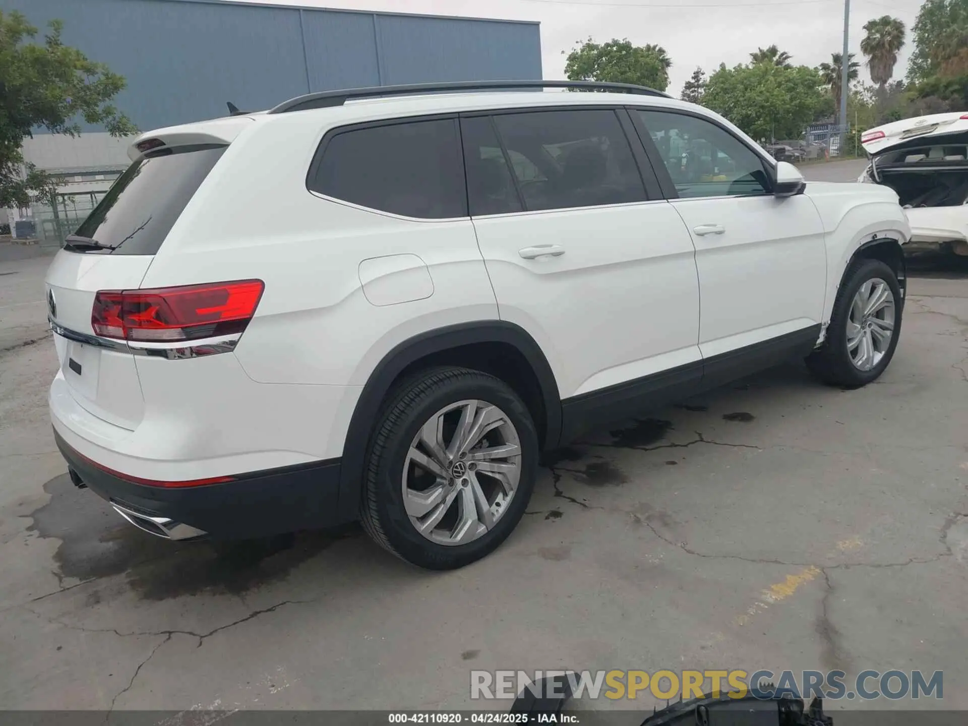 4 Photograph of a damaged car 1V2WR2CA2NC517904 VOLKSWAGEN ATLAS 2022