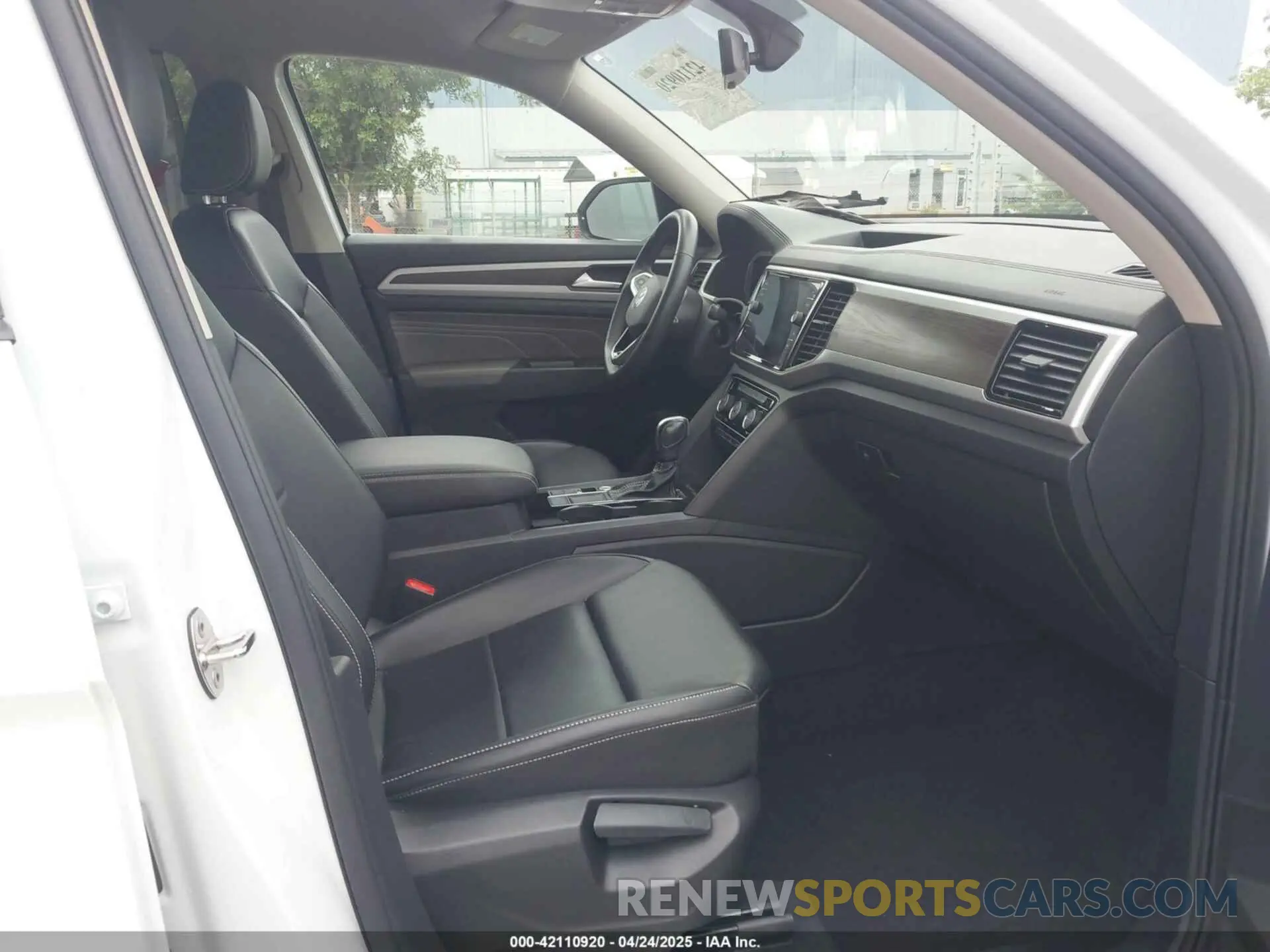 5 Photograph of a damaged car 1V2WR2CA2NC517904 VOLKSWAGEN ATLAS 2022