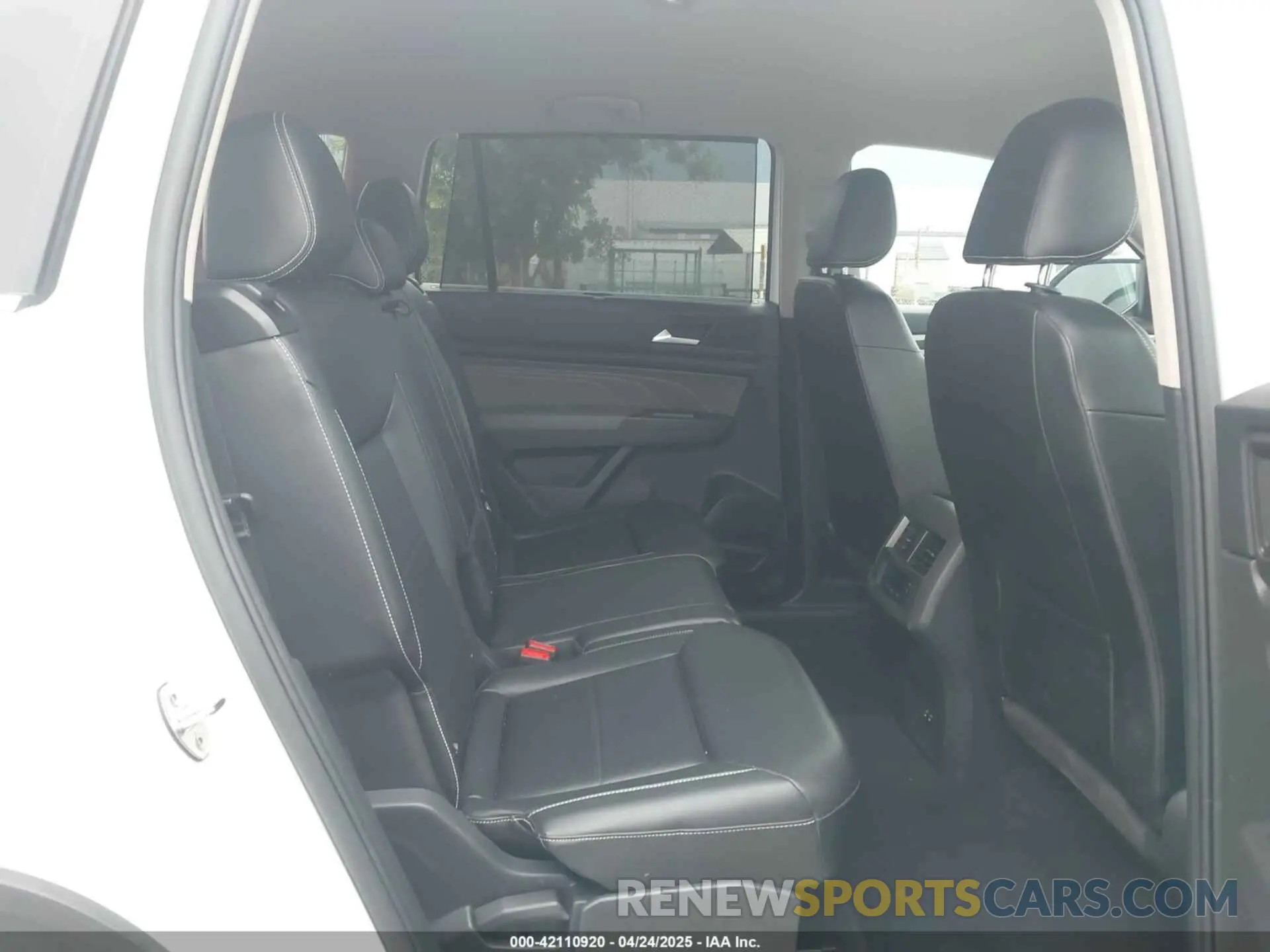 8 Photograph of a damaged car 1V2WR2CA2NC517904 VOLKSWAGEN ATLAS 2022