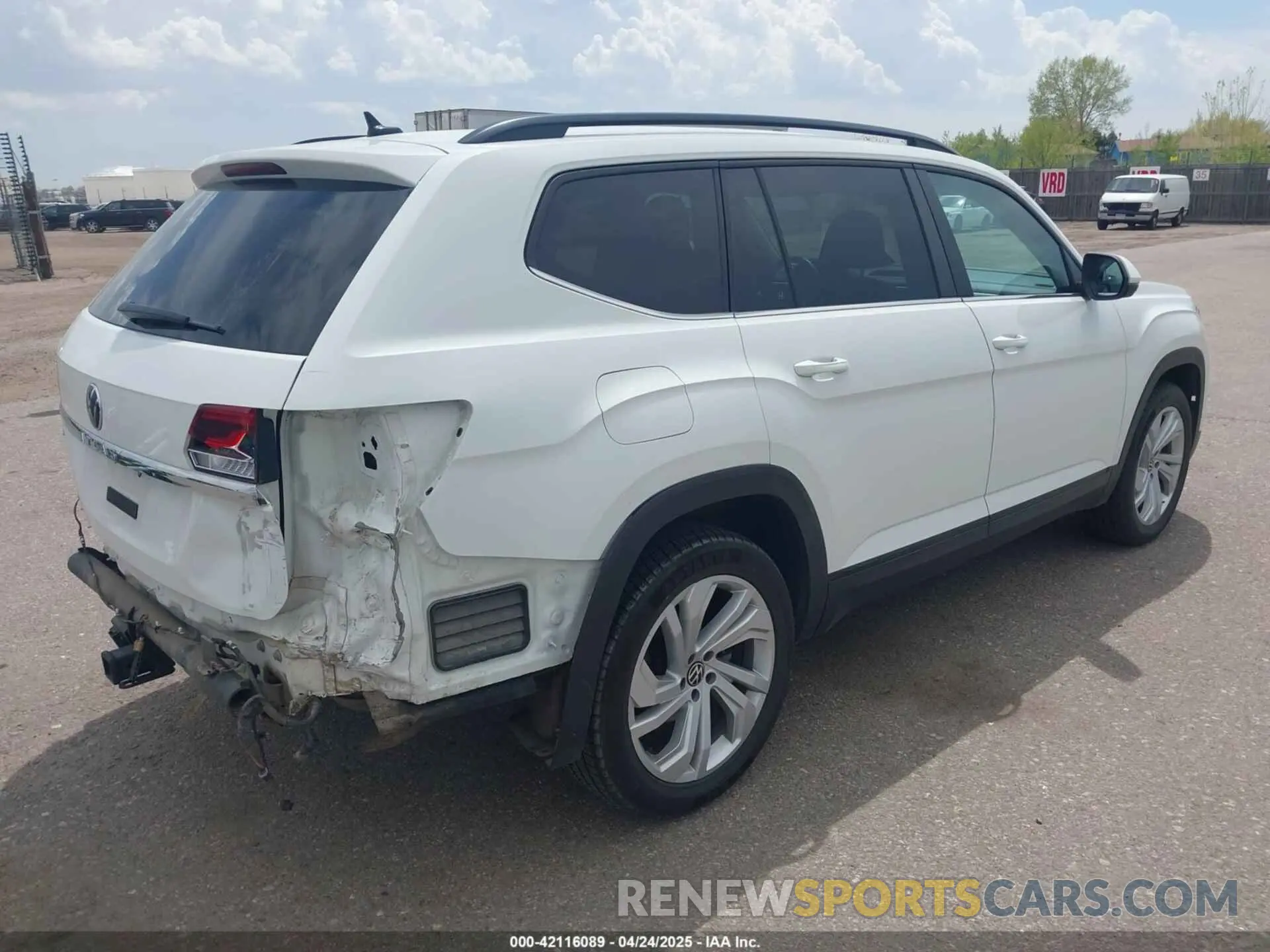 4 Photograph of a damaged car 1V2WR2CA2NC524674 VOLKSWAGEN ATLAS 2022