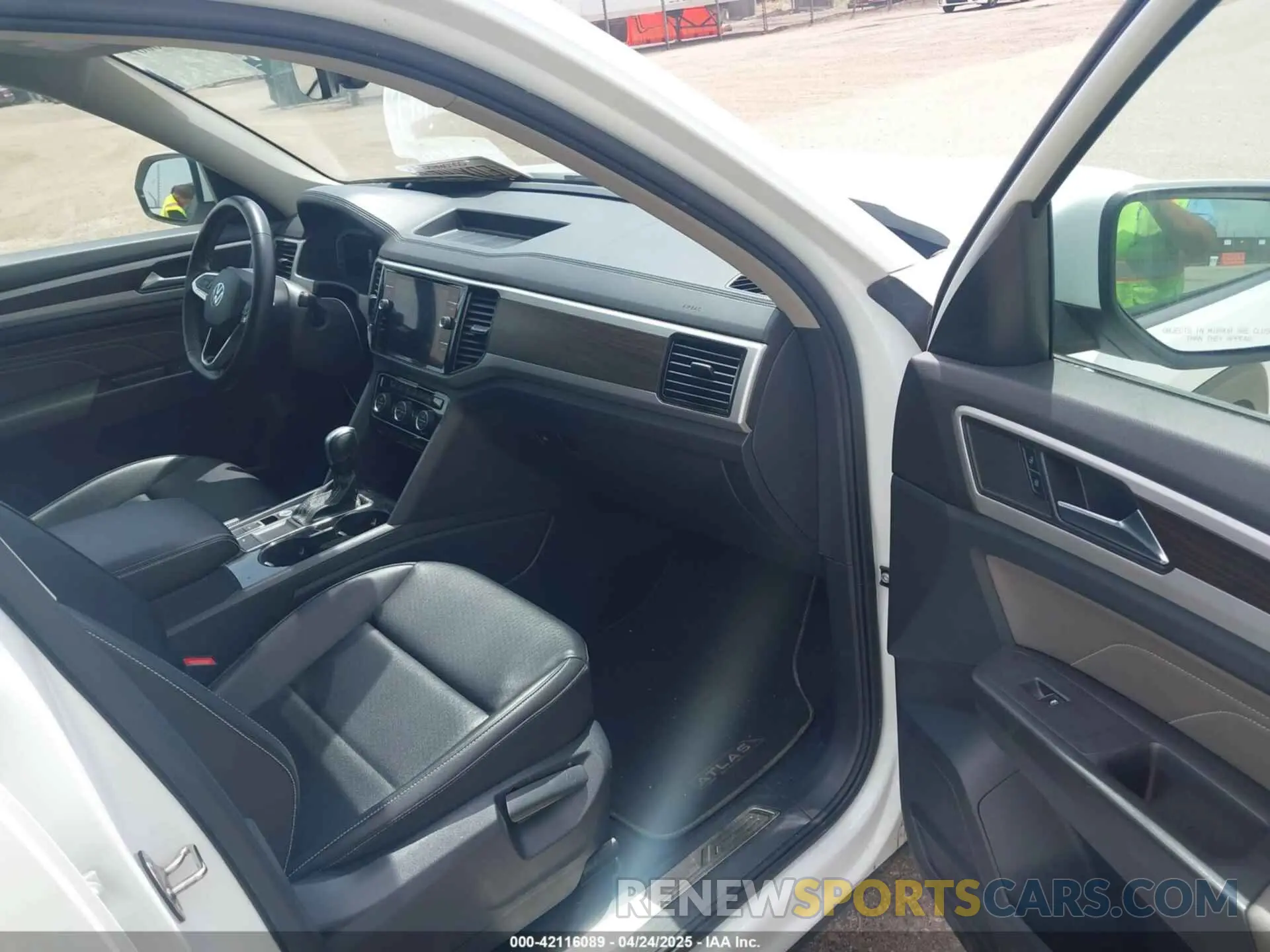 5 Photograph of a damaged car 1V2WR2CA2NC524674 VOLKSWAGEN ATLAS 2022
