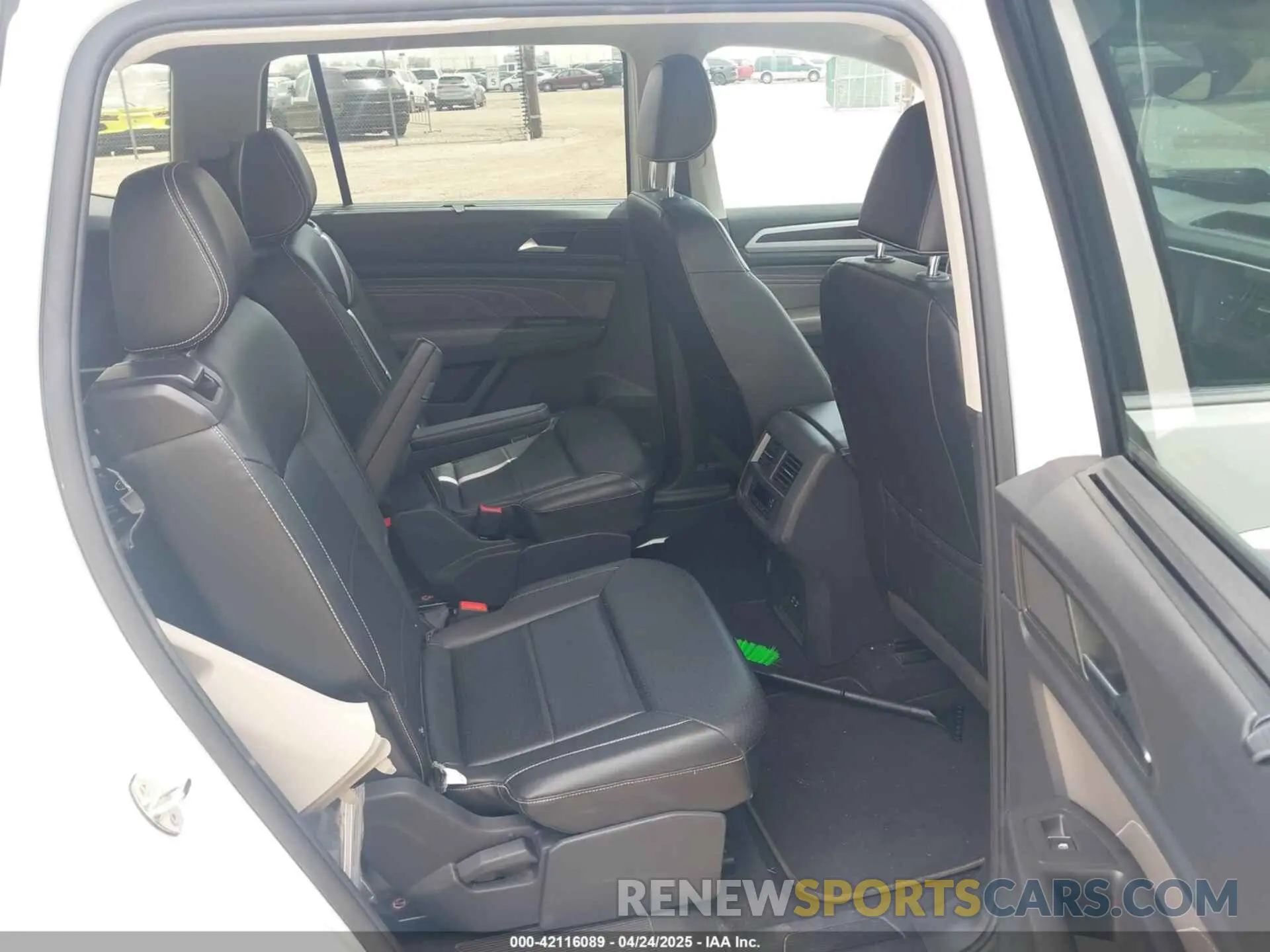 8 Photograph of a damaged car 1V2WR2CA2NC524674 VOLKSWAGEN ATLAS 2022