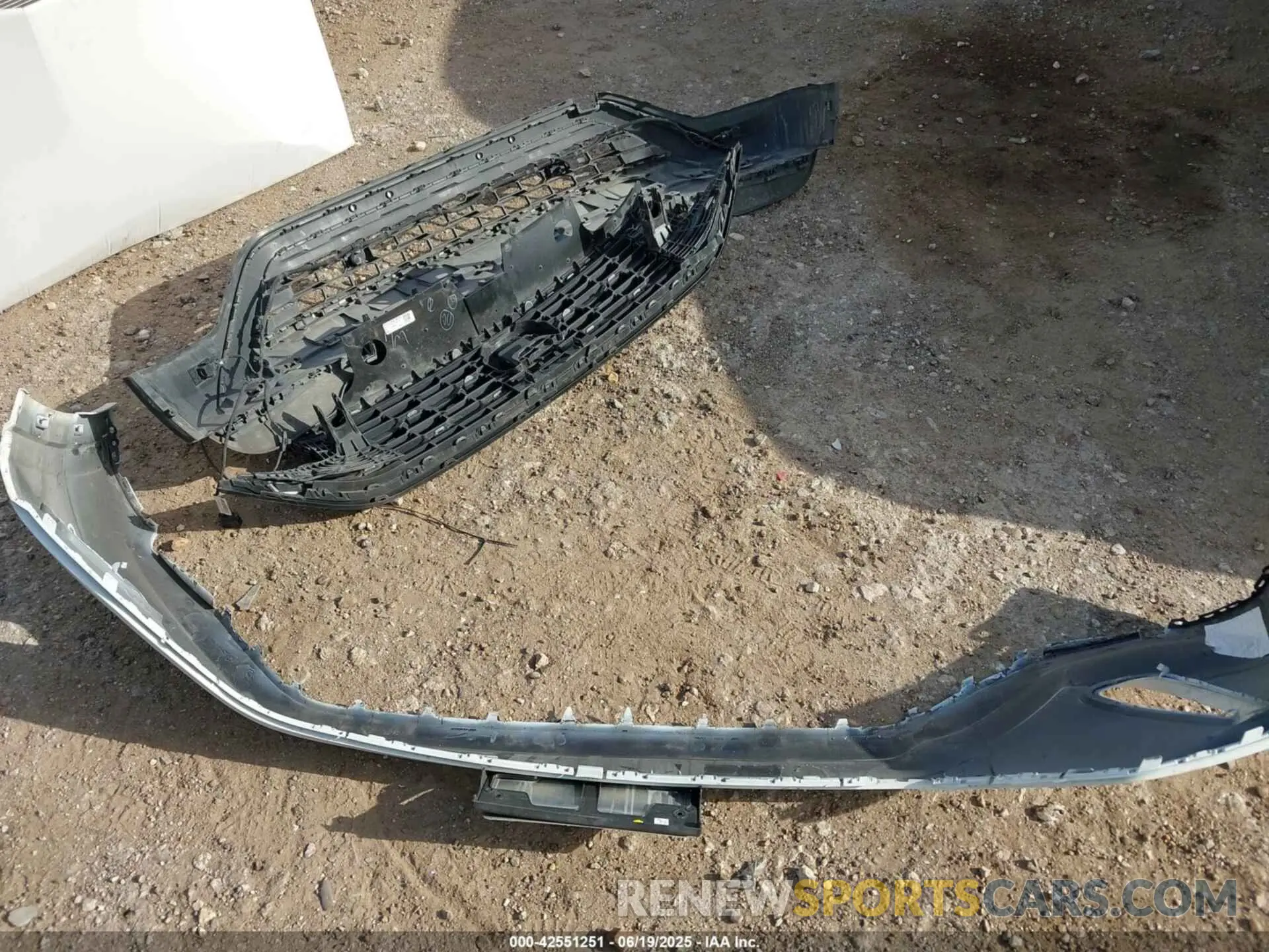12 Photograph of a damaged car 1V2WR2CA8NC562216 VOLKSWAGEN ATLAS 2022