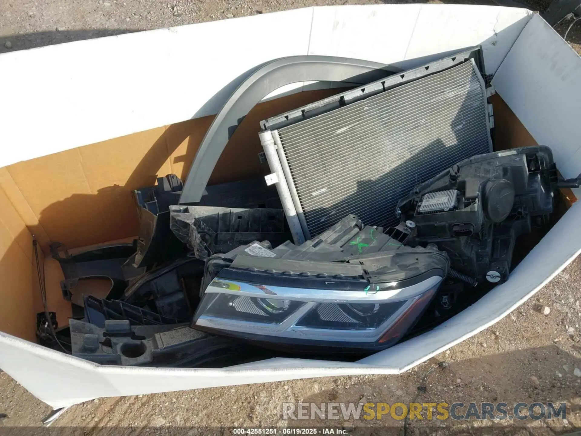 18 Photograph of a damaged car 1V2WR2CA8NC562216 VOLKSWAGEN ATLAS 2022