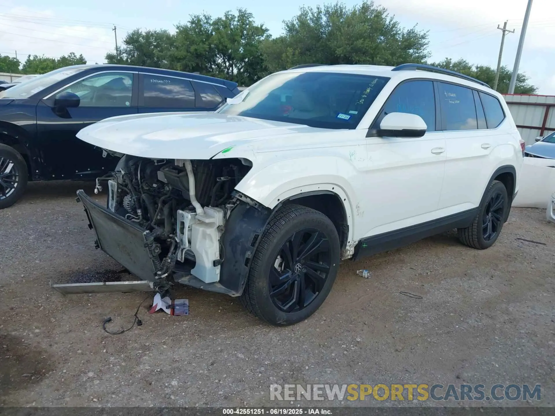 2 Photograph of a damaged car 1V2WR2CA8NC562216 VOLKSWAGEN ATLAS 2022