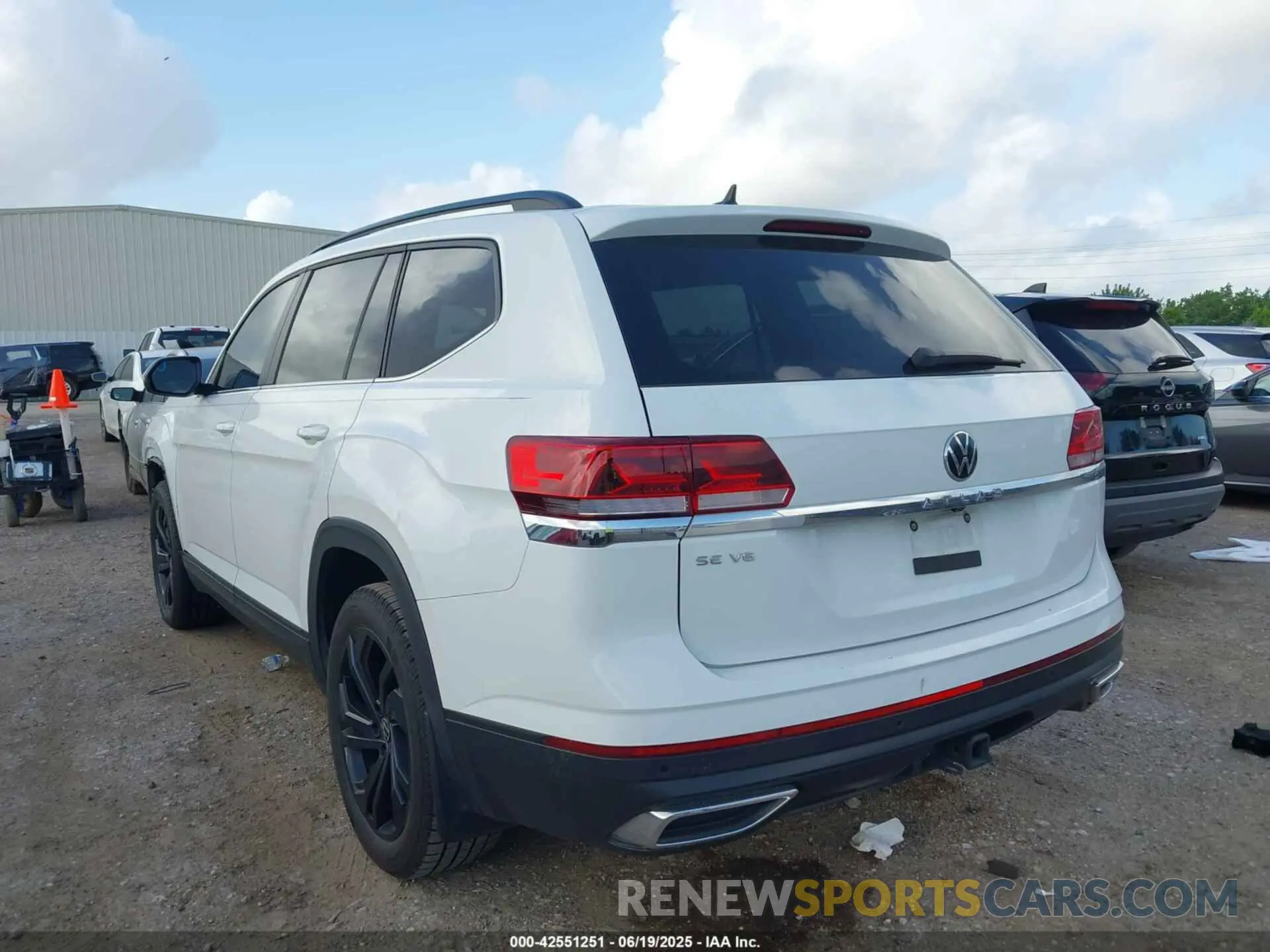 3 Photograph of a damaged car 1V2WR2CA8NC562216 VOLKSWAGEN ATLAS 2022
