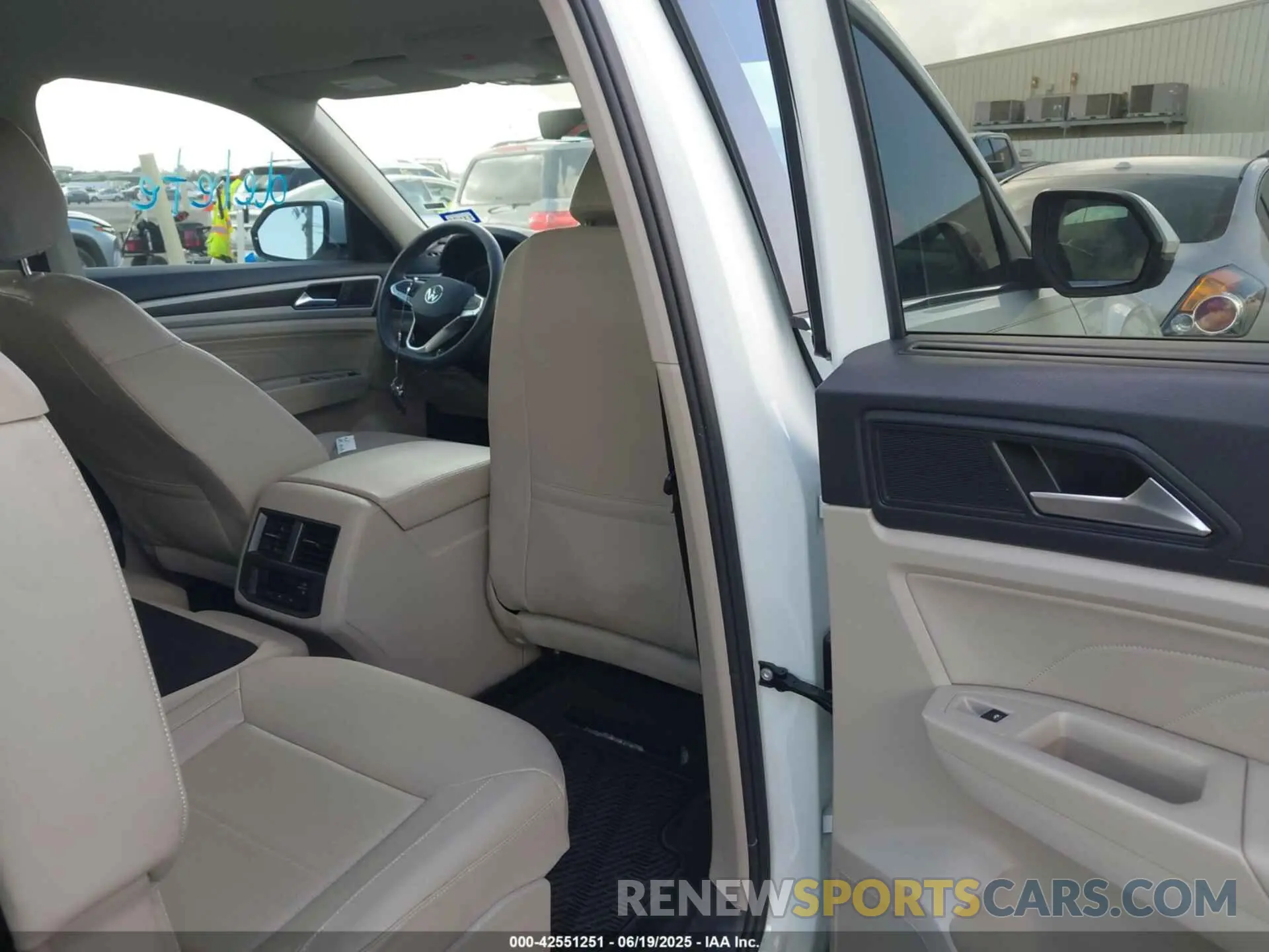 8 Photograph of a damaged car 1V2WR2CA8NC562216 VOLKSWAGEN ATLAS 2022