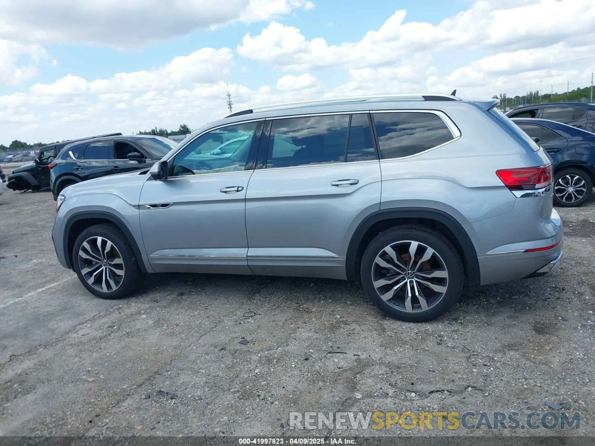 15 Photograph of a damaged car 1V2FR2CA4PC528860 VOLKSWAGEN ATLAS 2023