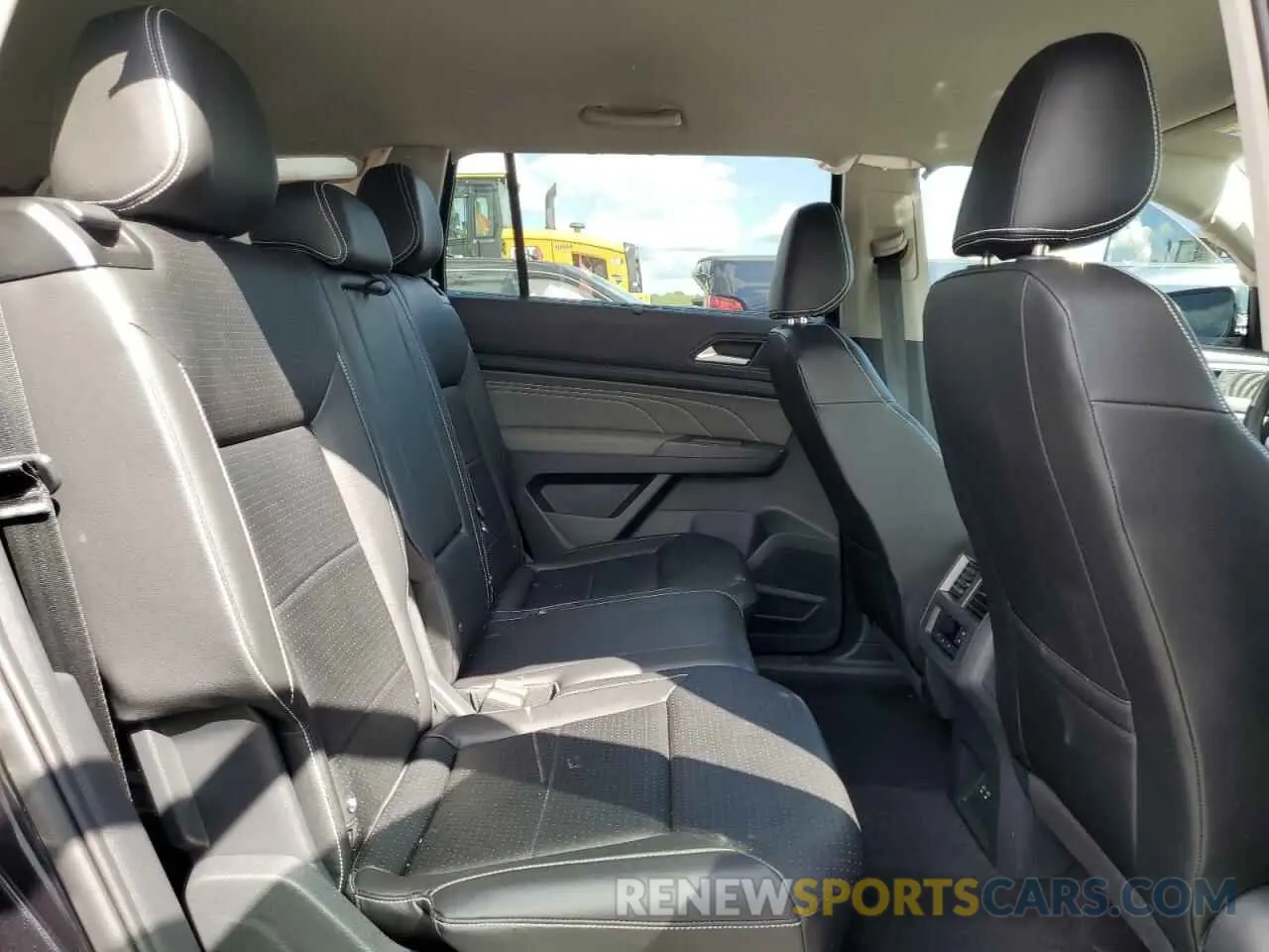 11 Photograph of a damaged car 1V2HP2CA7PC550740 VOLKSWAGEN ATLAS 2023