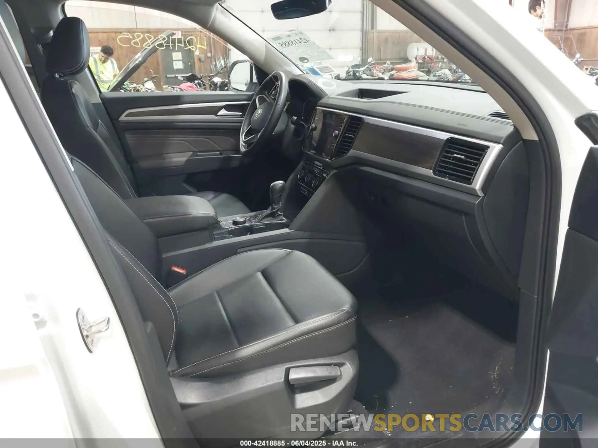 5 Photograph of a damaged car 1V2HR2CA4PC556781 VOLKSWAGEN ATLAS 2023