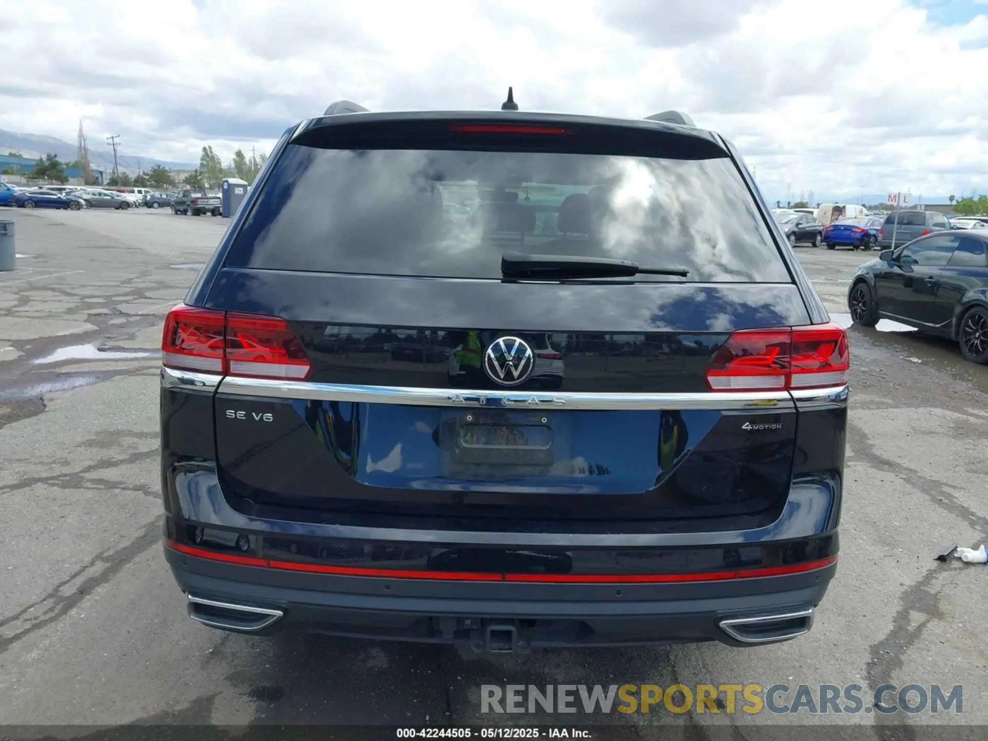 17 Photograph of a damaged car 1V2HR2CA8PC527350 VOLKSWAGEN ATLAS 2023