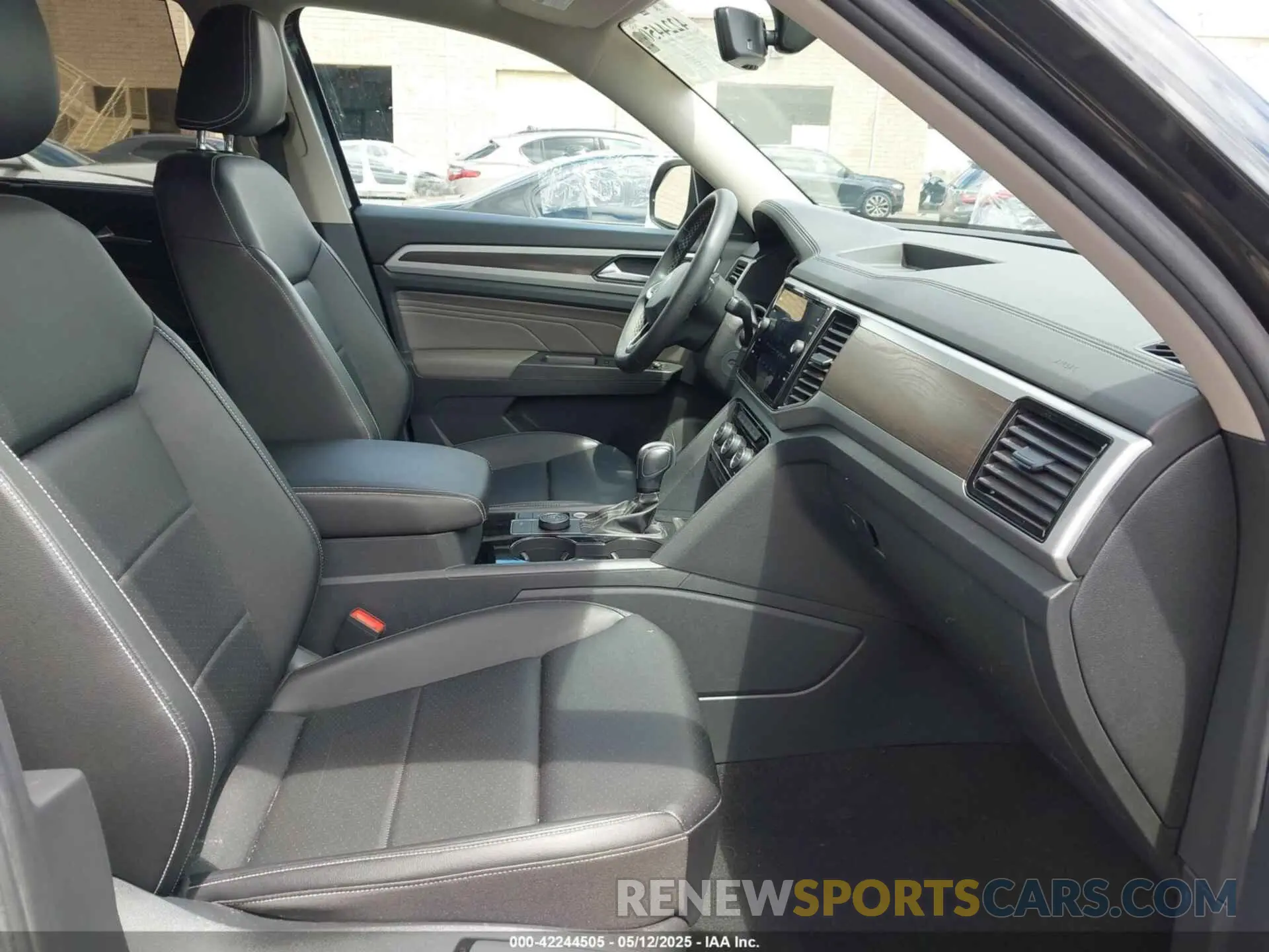 5 Photograph of a damaged car 1V2HR2CA8PC527350 VOLKSWAGEN ATLAS 2023