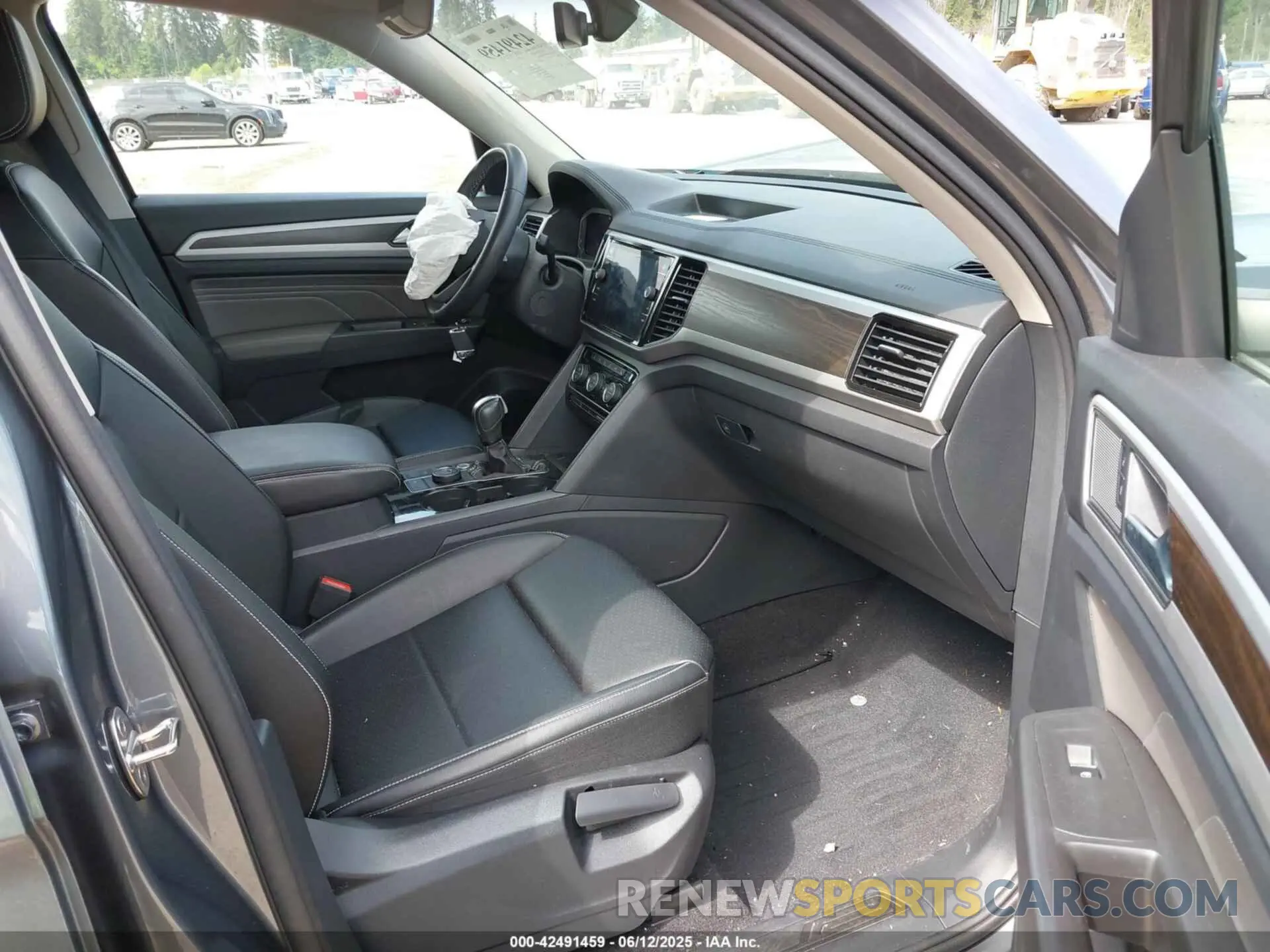 5 Photograph of a damaged car 1V2HR2CA9PC509908 VOLKSWAGEN ATLAS 2023