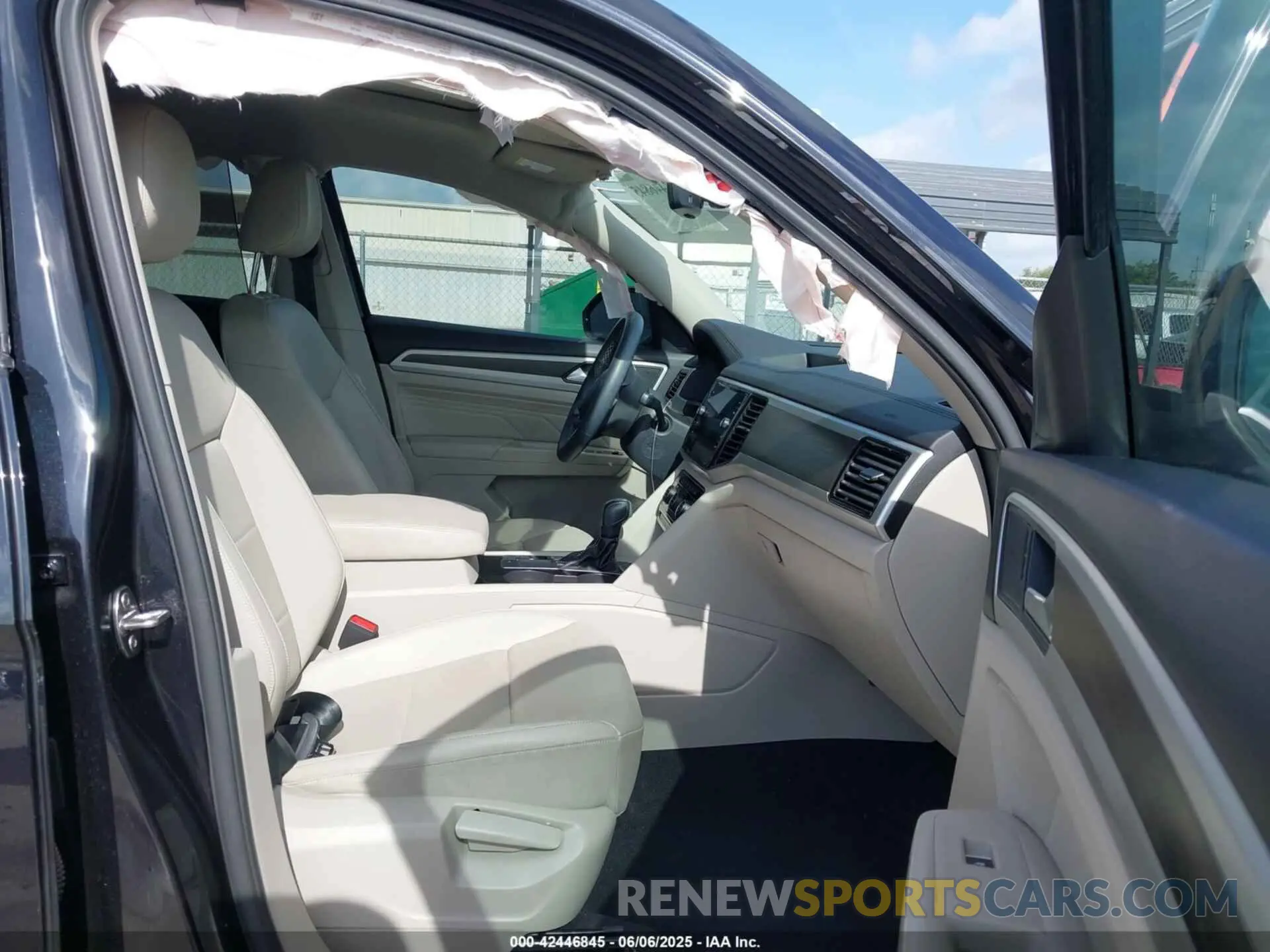 5 Photograph of a damaged car 1V2JR2CA0PC536917 VOLKSWAGEN ATLAS 2023