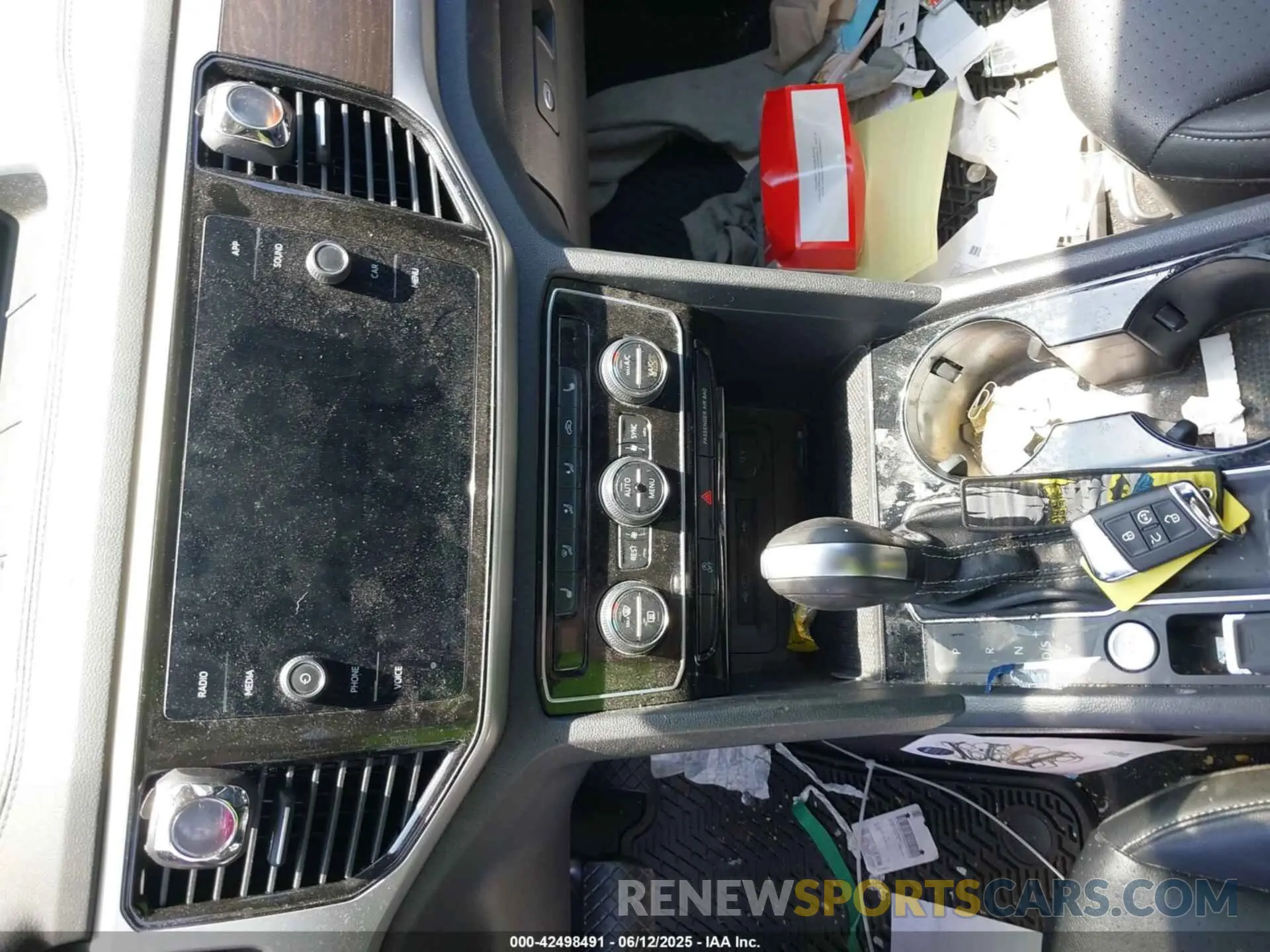 11 Photograph of a damaged car 1V2JR2CA5PC530112 VOLKSWAGEN ATLAS 2023