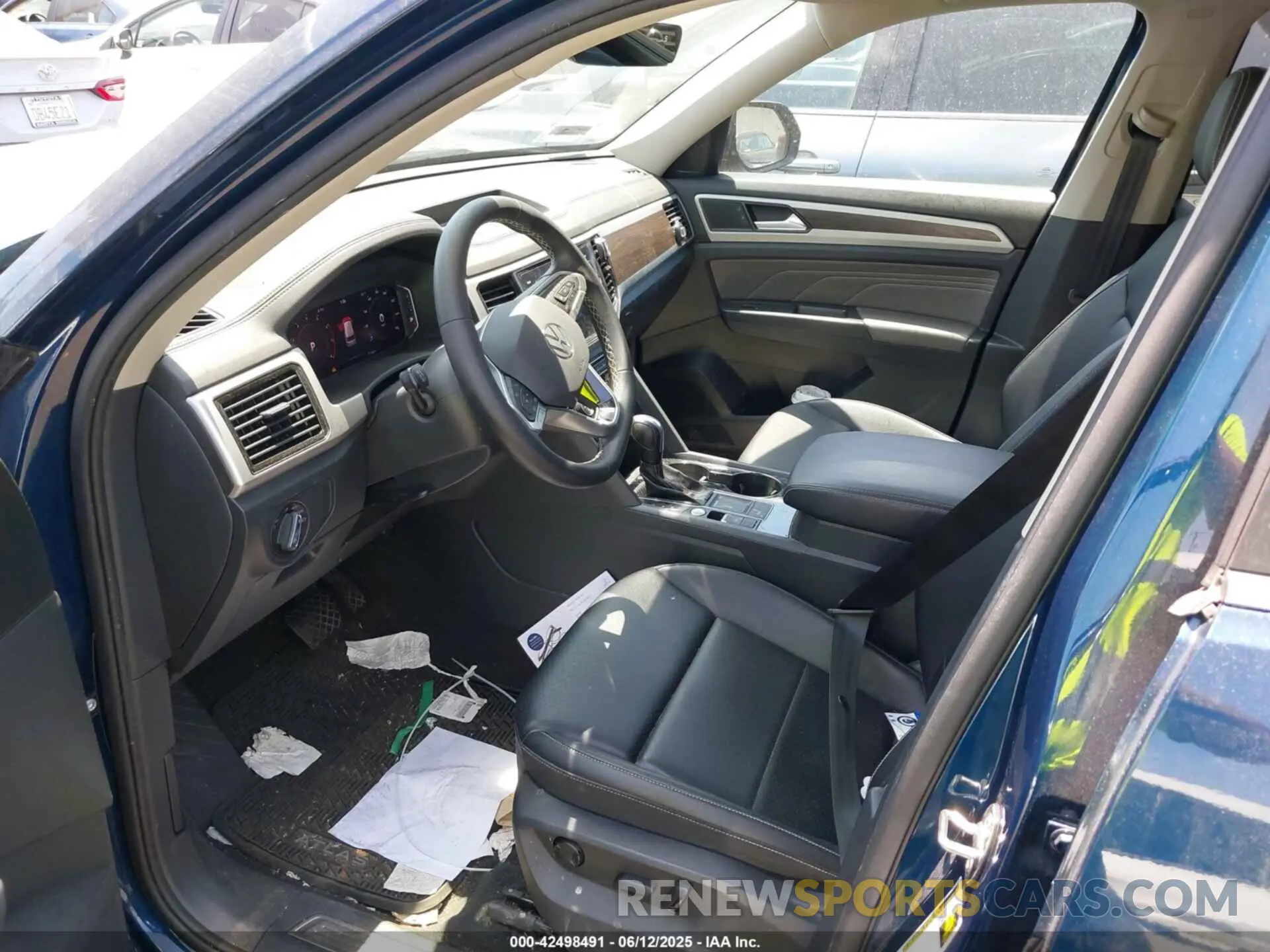 18 Photograph of a damaged car 1V2JR2CA5PC530112 VOLKSWAGEN ATLAS 2023