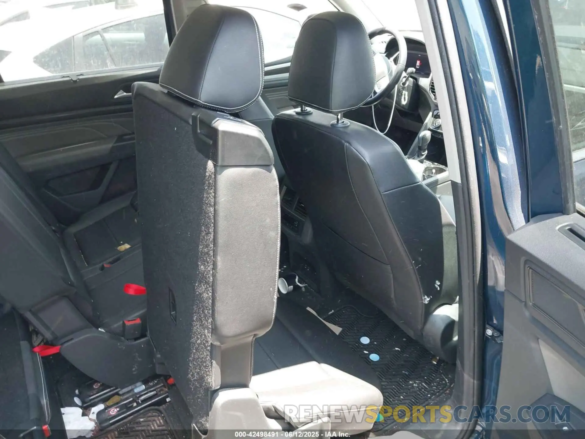 8 Photograph of a damaged car 1V2JR2CA5PC530112 VOLKSWAGEN ATLAS 2023