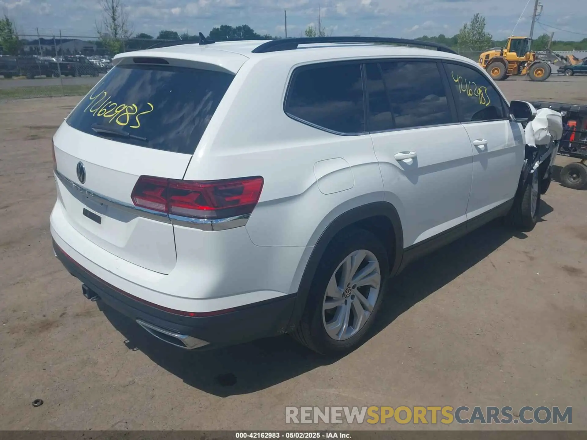 4 Photograph of a damaged car 1V2JR2CA6PC530345 VOLKSWAGEN ATLAS 2023