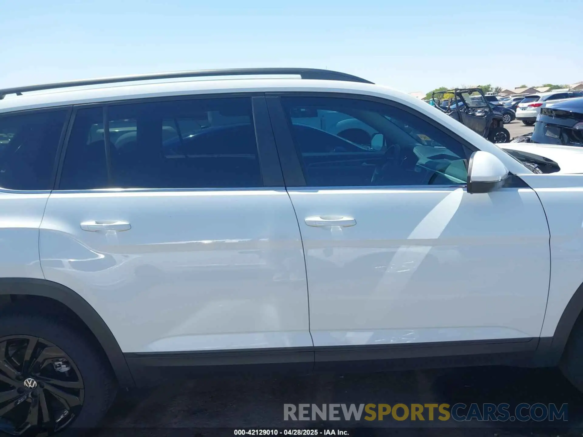 13 Photograph of a damaged car 1V2JR2CA8PC548121 VOLKSWAGEN ATLAS 2023