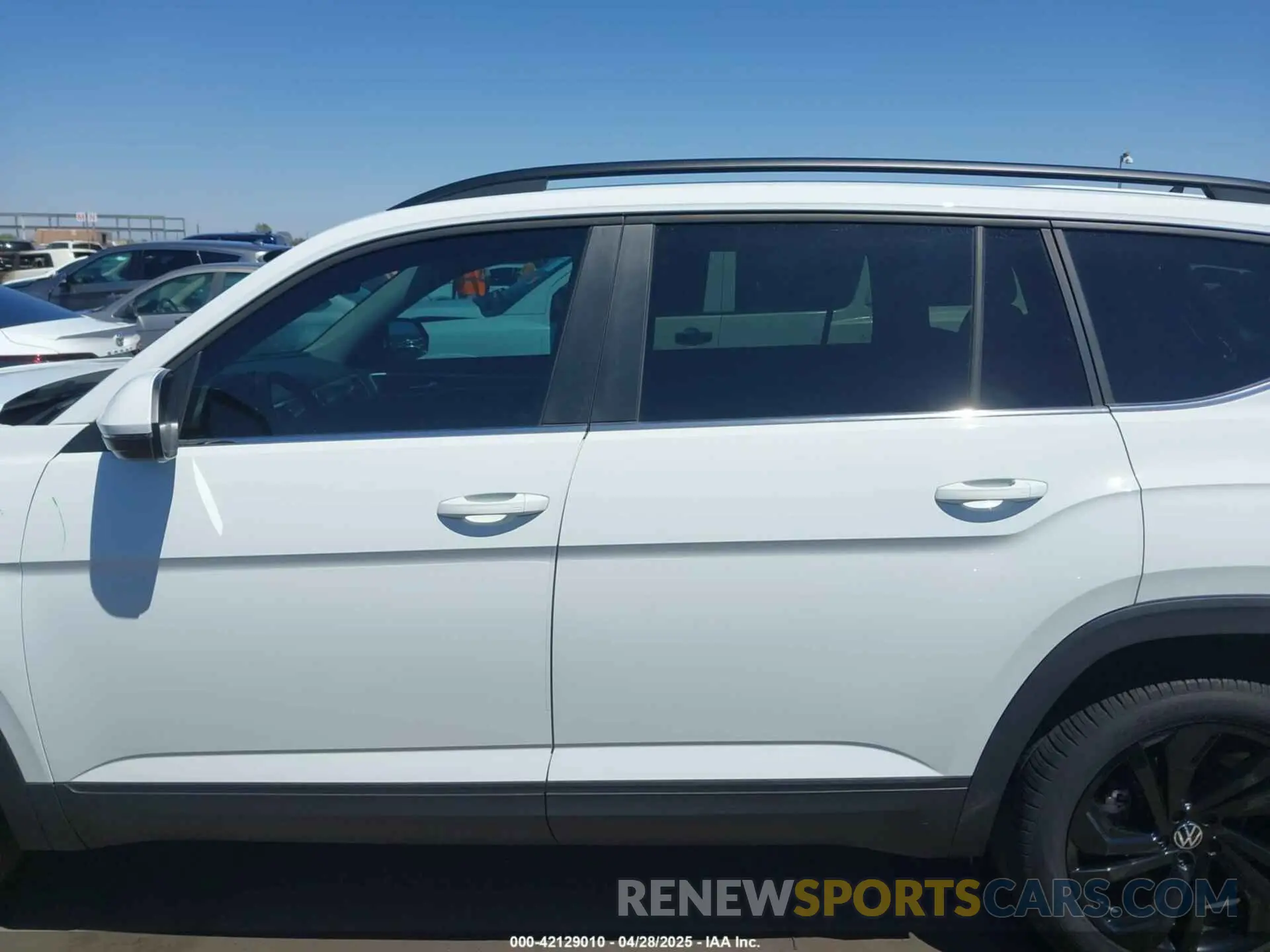 14 Photograph of a damaged car 1V2JR2CA8PC548121 VOLKSWAGEN ATLAS 2023