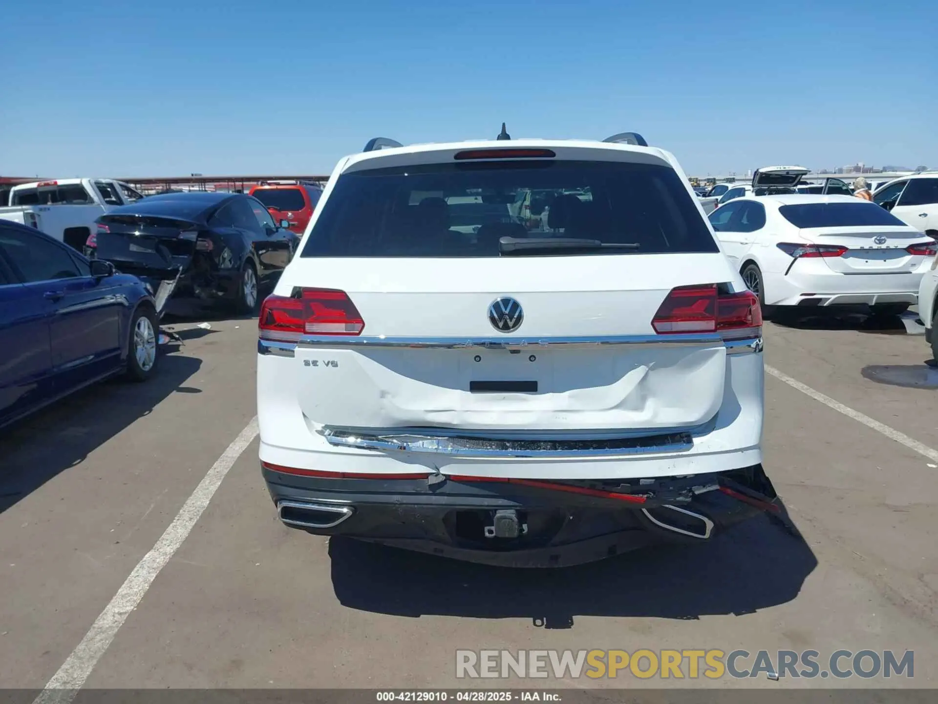 16 Photograph of a damaged car 1V2JR2CA8PC548121 VOLKSWAGEN ATLAS 2023