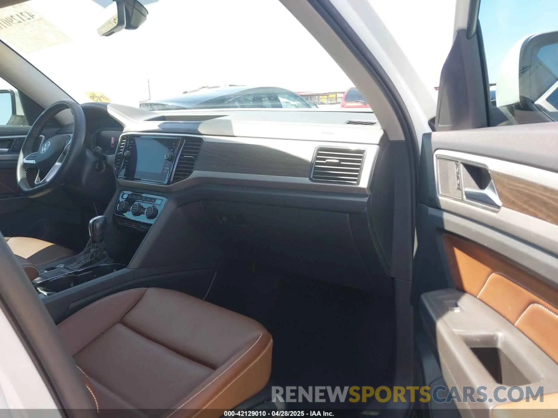 5 Photograph of a damaged car 1V2JR2CA8PC548121 VOLKSWAGEN ATLAS 2023